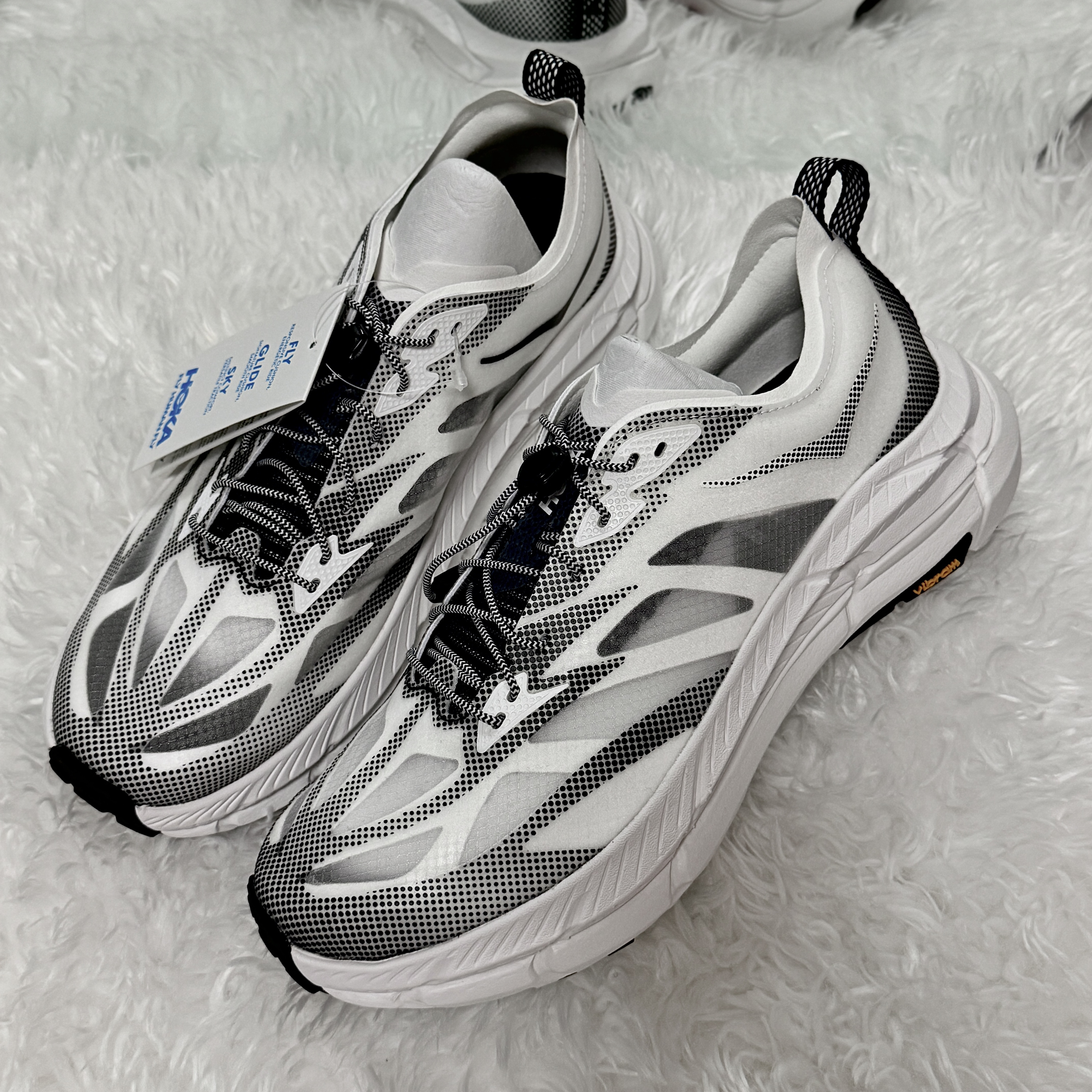 Hoka Mafate Speed 4 Lite White Black 착용 스타일 - 1