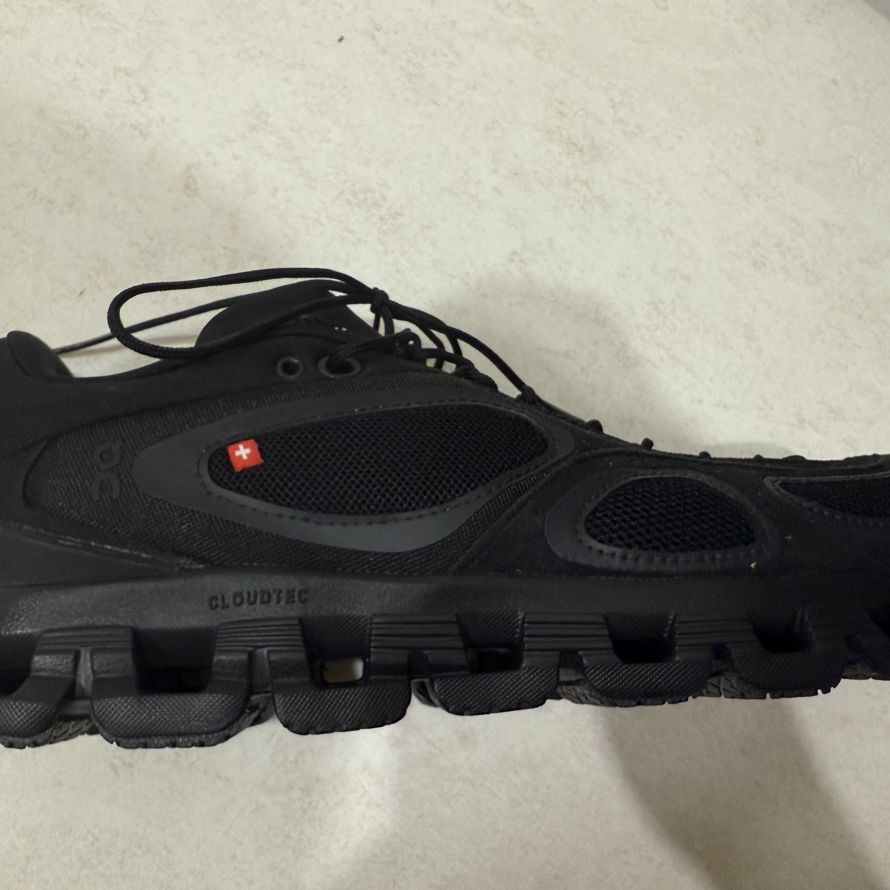 On Running x FKA Twigs Cloud Black 착용 스타일 - 1