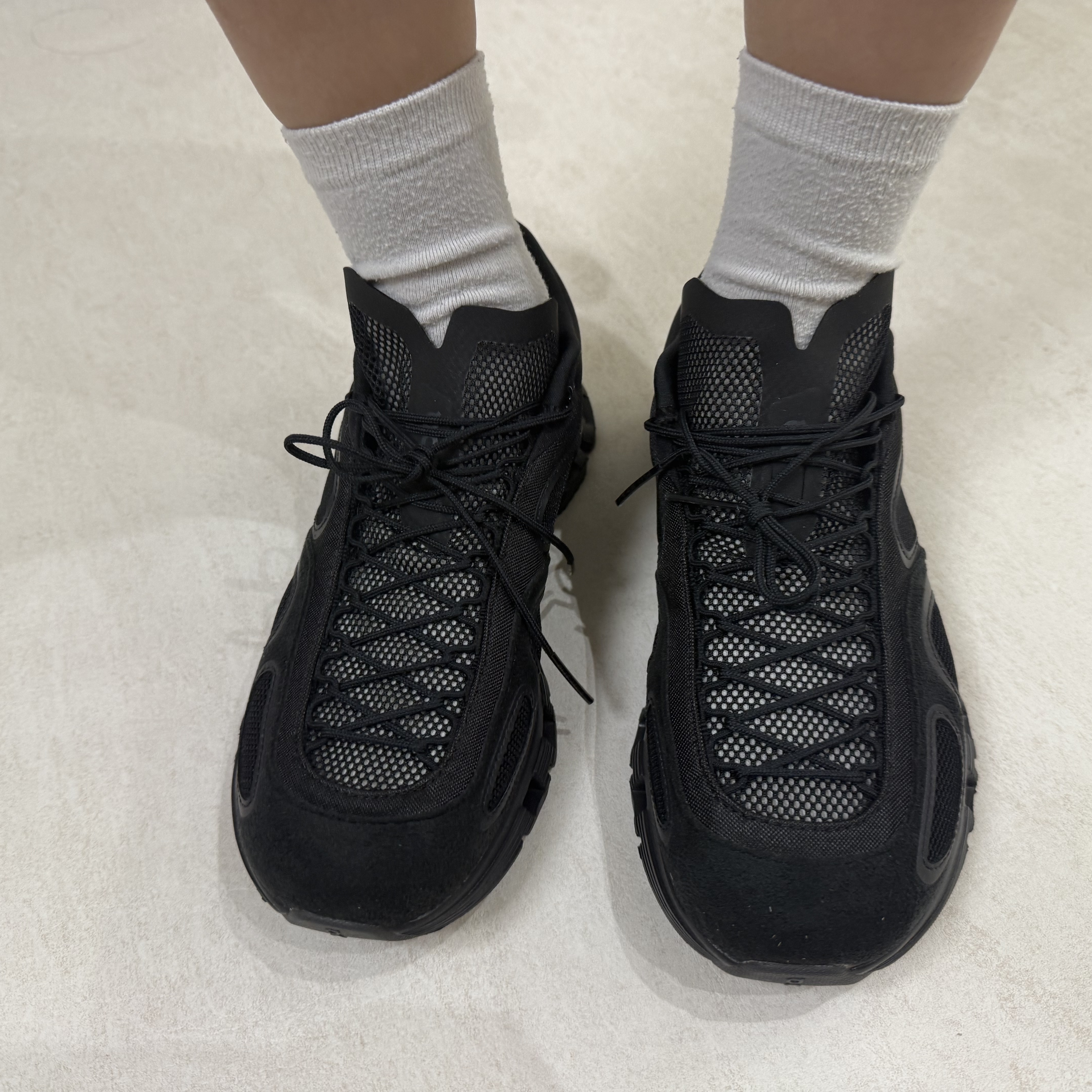 On Running x FKA Twigs Cloud Black 착용 스타일 - 3