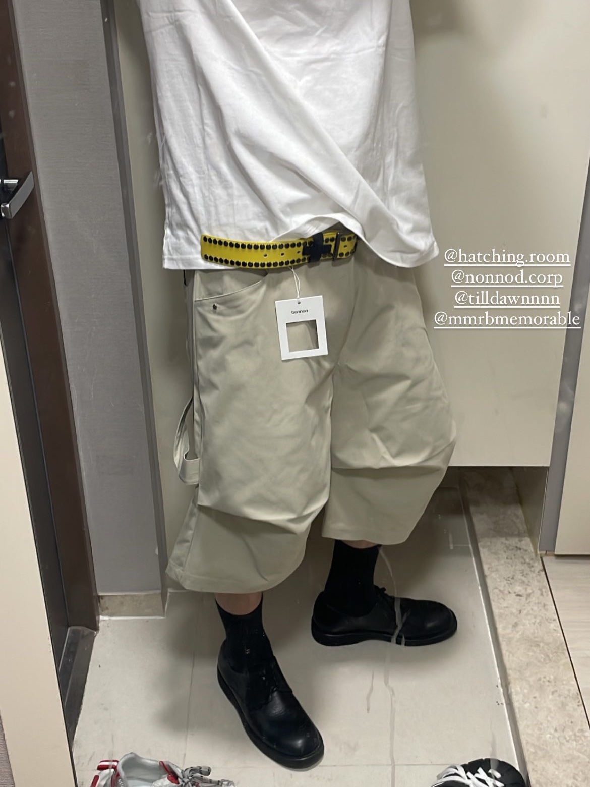 Nonnod Alpine Carpenter Shorts Beige 착용 스타일 - 2