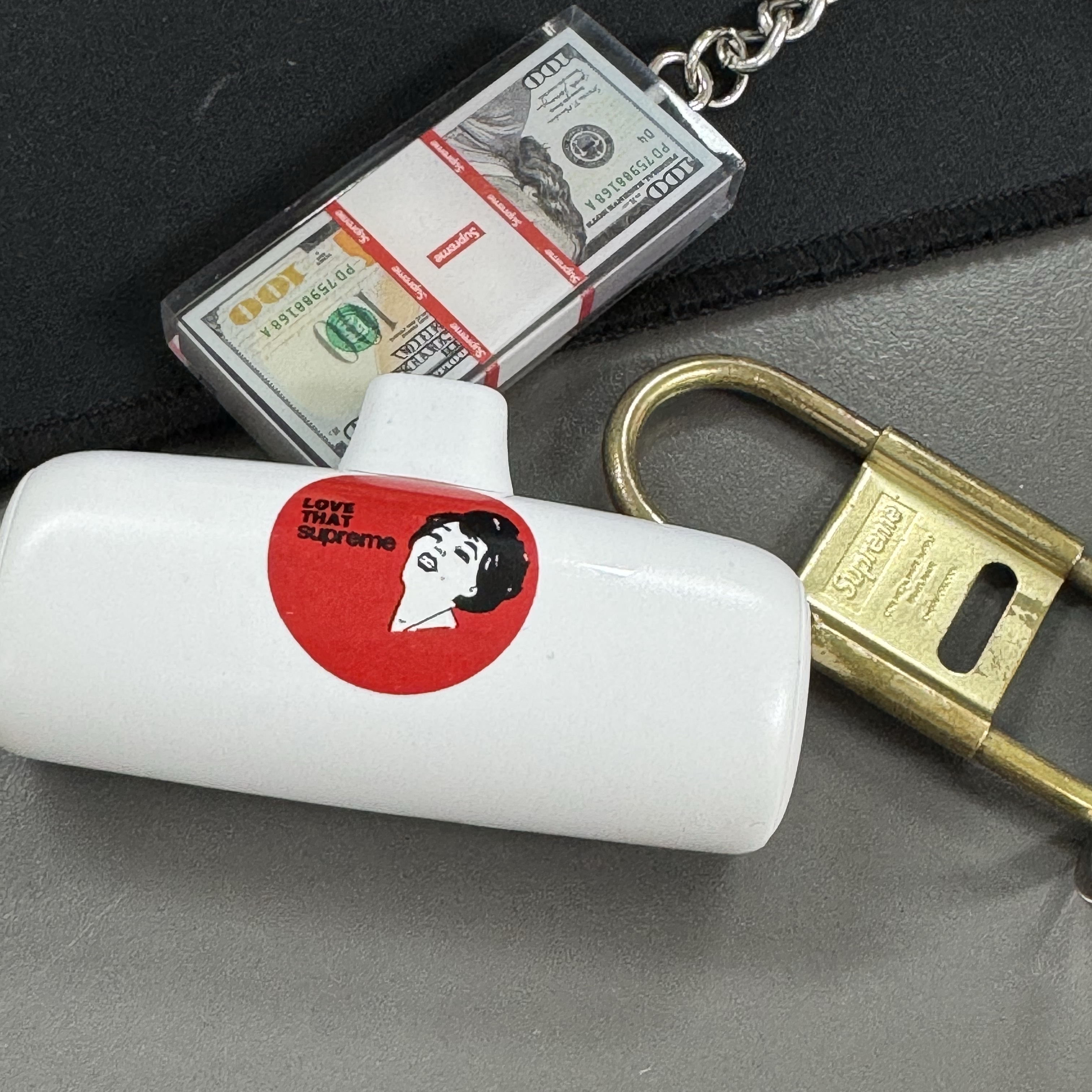 Supreme CDW Delta Carabiner Brass - 24SS 착용 스타일