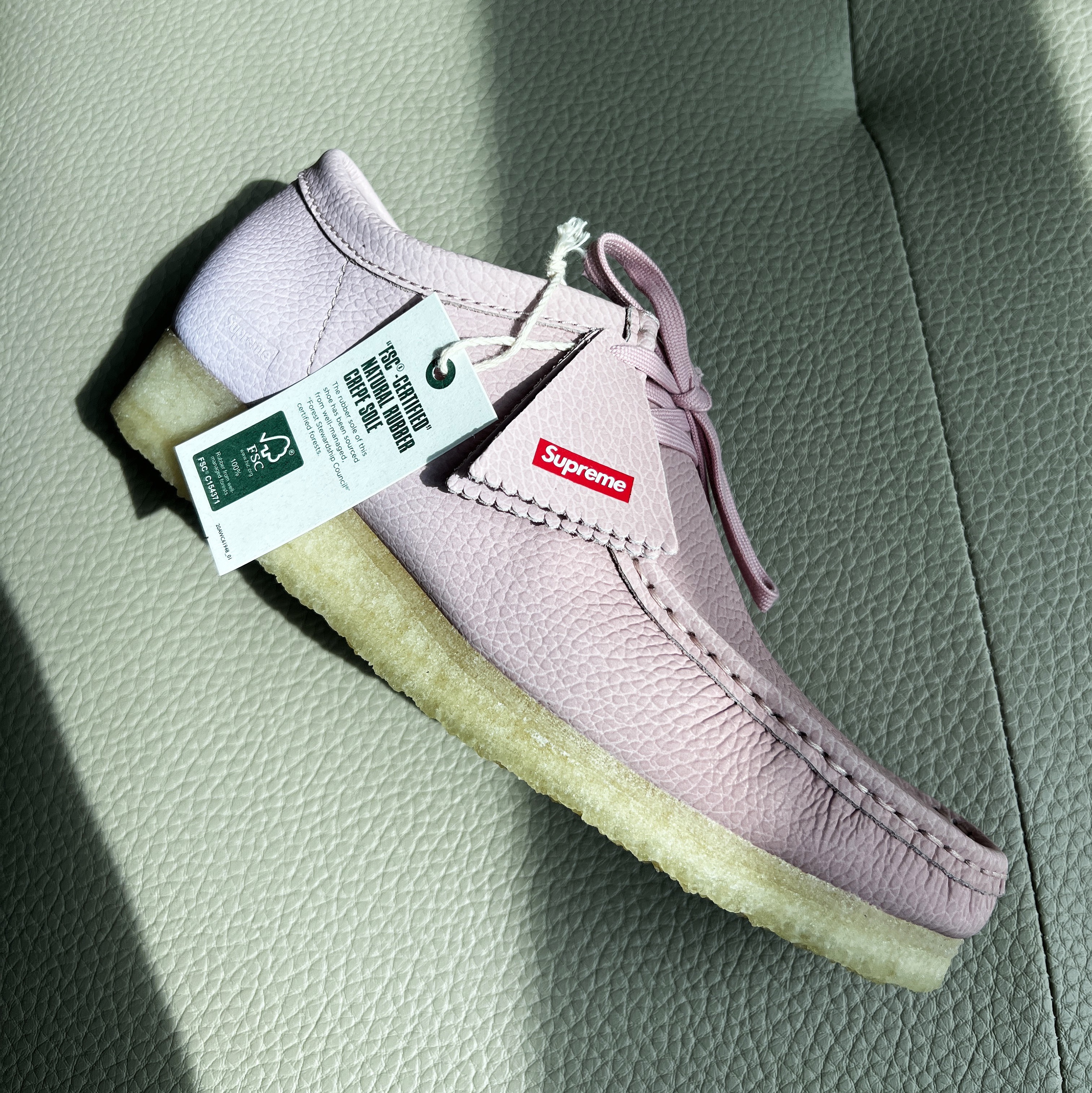 Clarks x Supreme Reflective Wallabee Pink - 25SS 착용 스타일