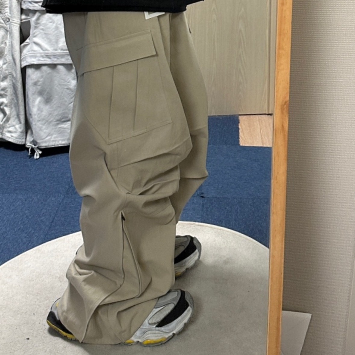 Nonnod Side Zip Cargo Pants Beige 착용 스타일 - 1