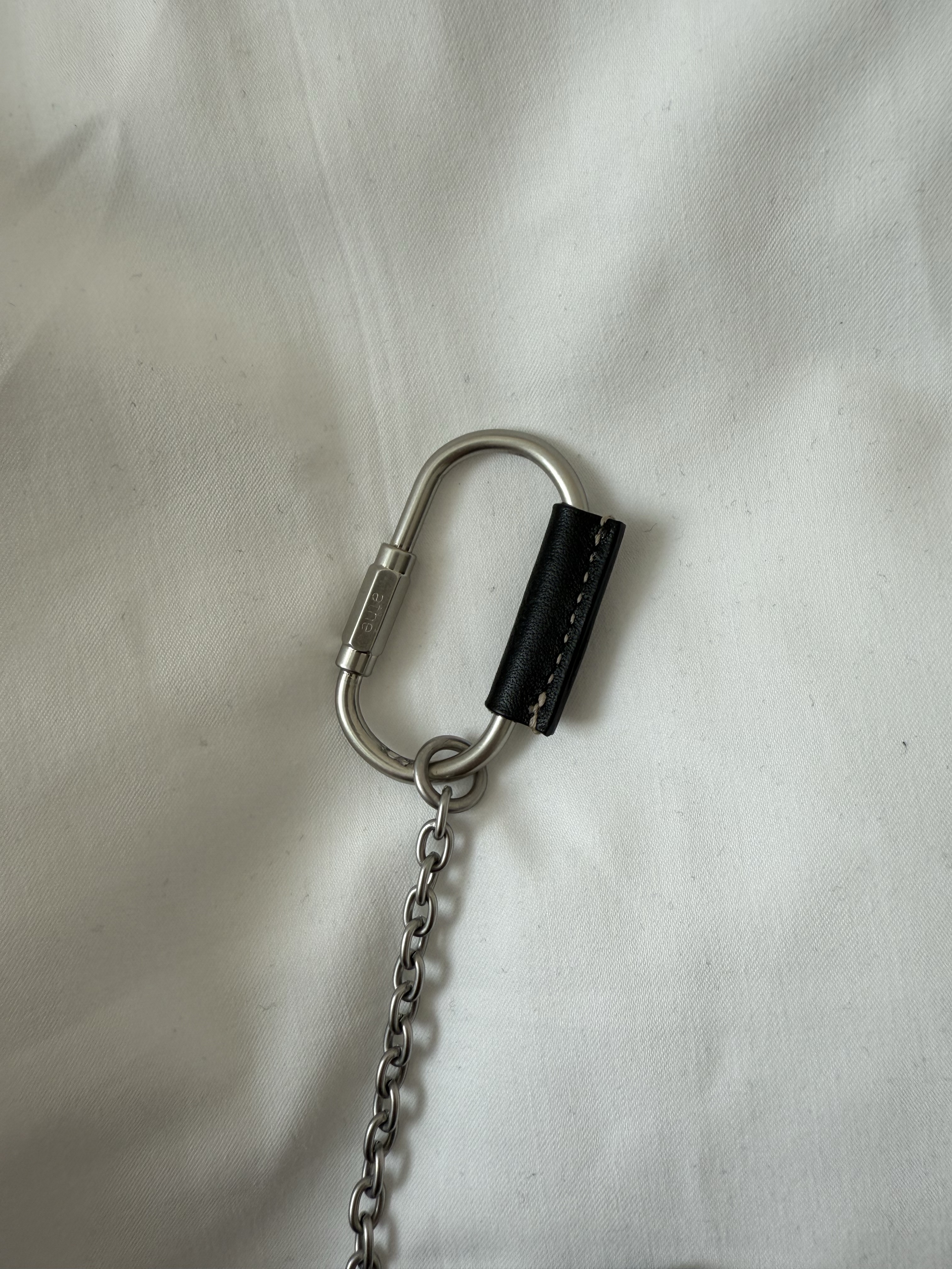 Athe garcon Chain Card Wallet Black, Athe garcon Chain Card WalletBeige 착용 스타일 - 2