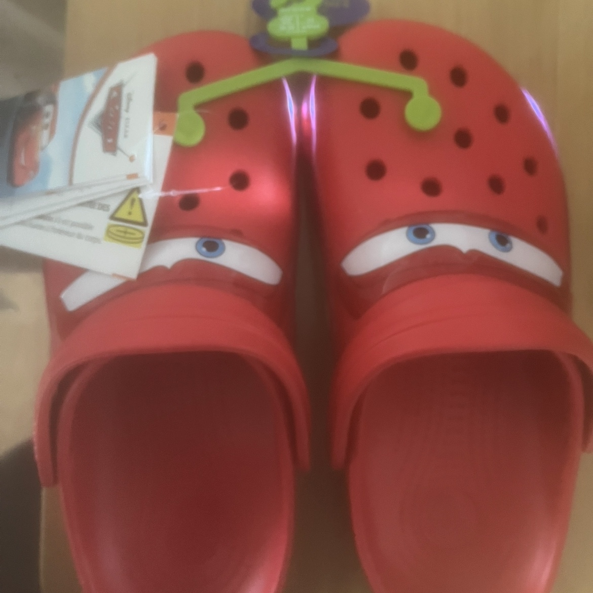 Crocs x Cars Classic Clog Lightning McQueen 착용 스타일 - 2