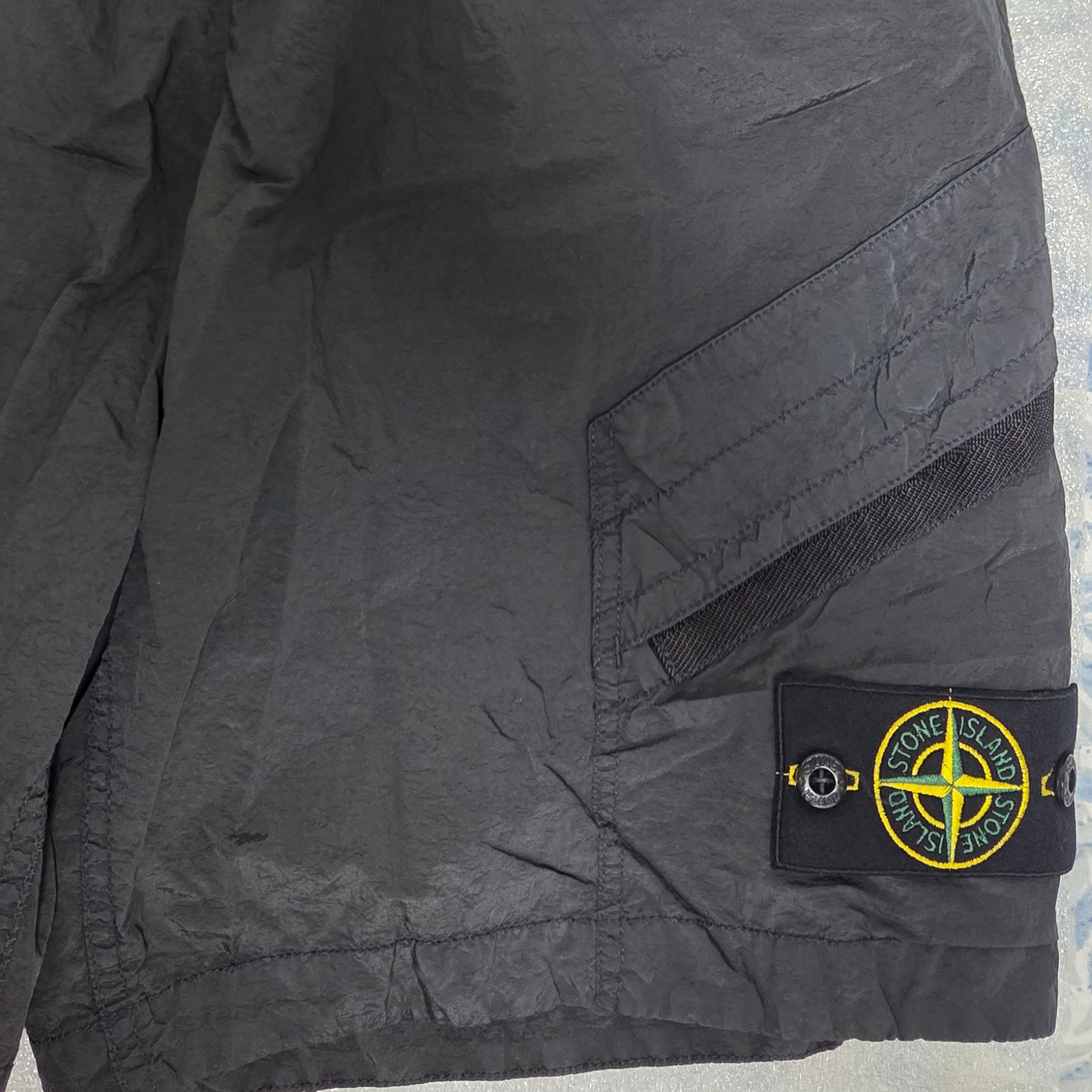Stone Island L1719 Nylon Metal in Econyl Regenerated Nylon Comfort Fit Bermuda Shorts Dark Grey - 24SS 착용 스타일