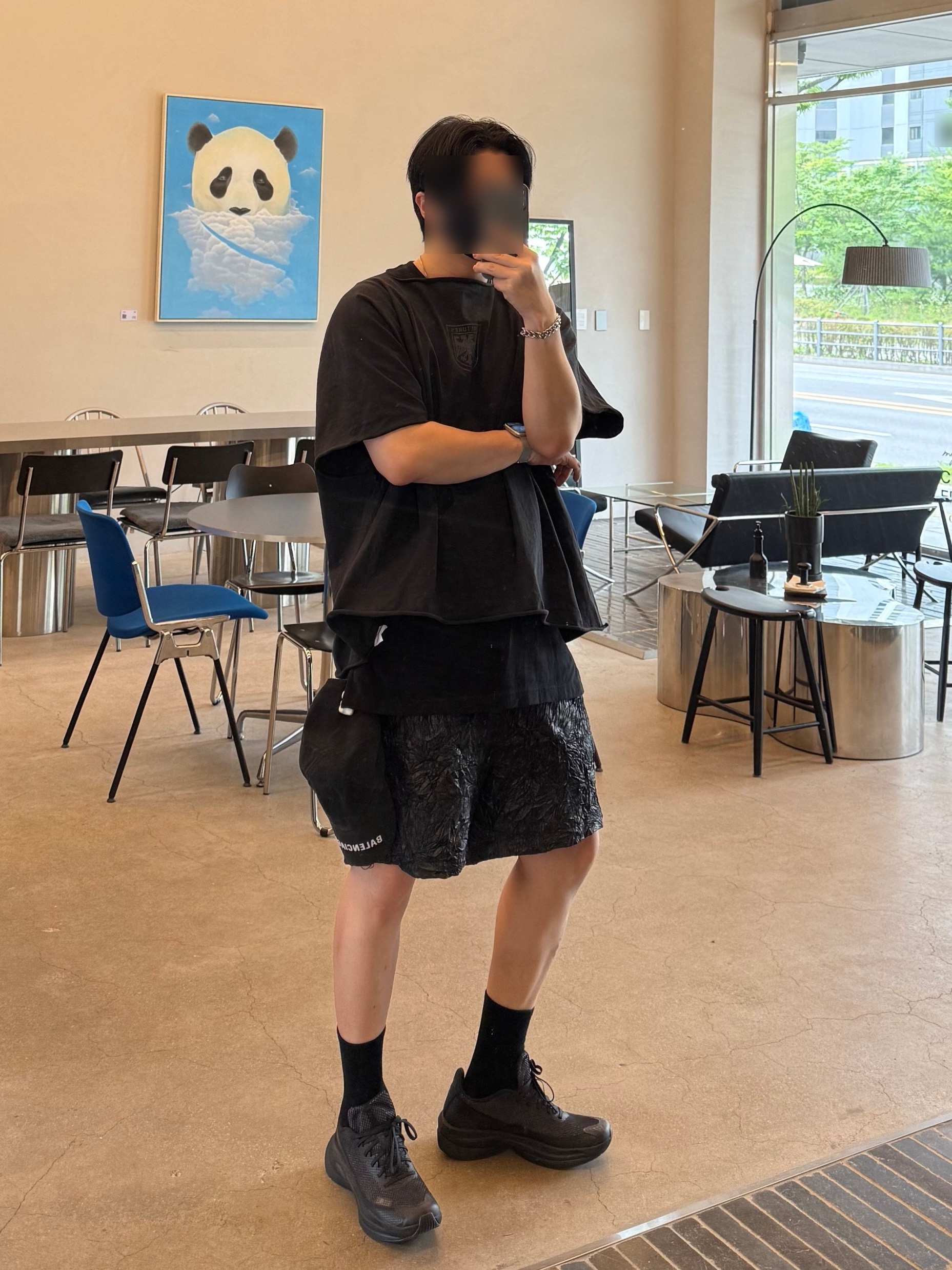 Yeezy Vultures Box T-Shirt Black, Wapworks Crease Baggy Shorts 착용 스타일 - 1