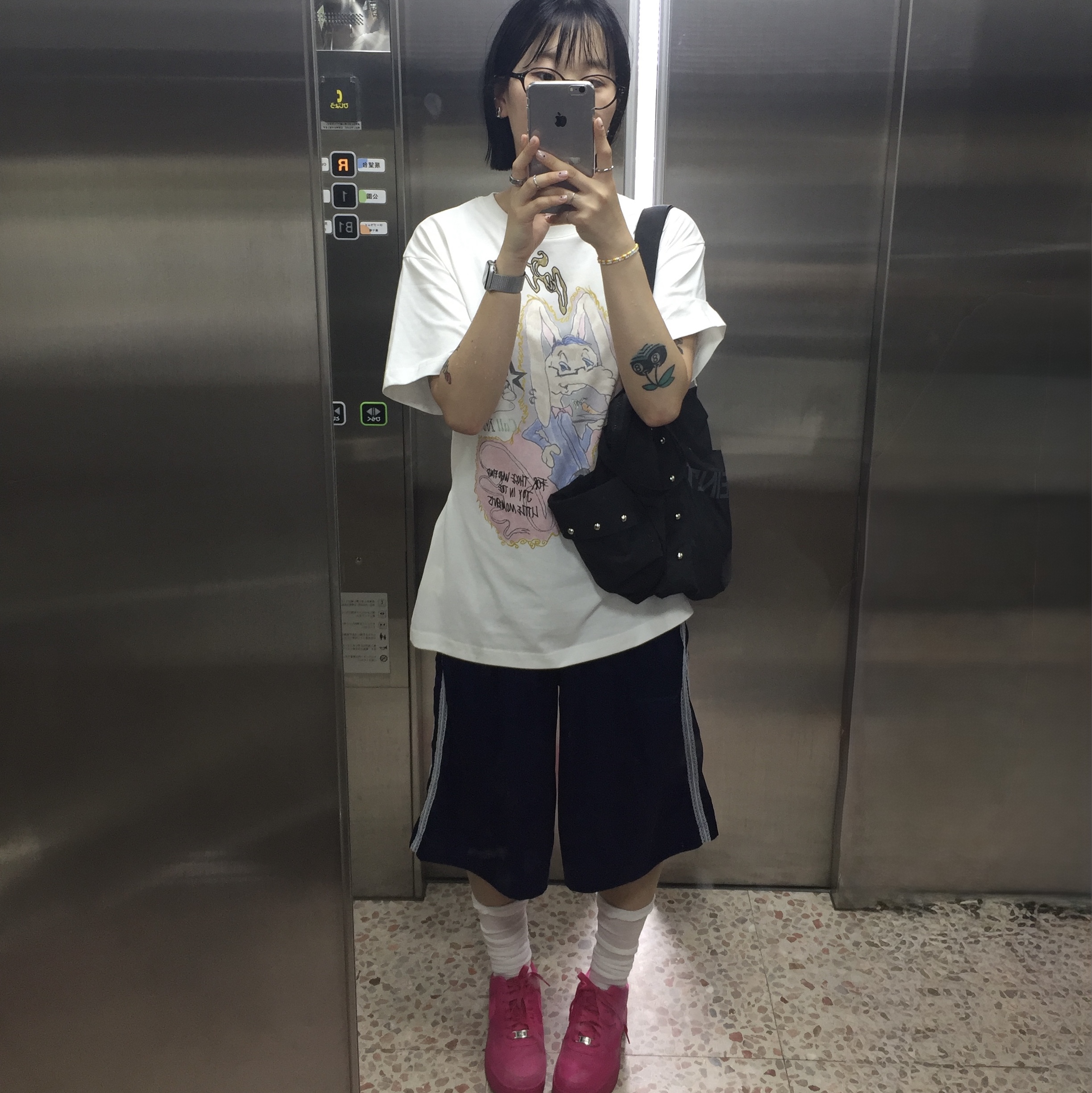 (W) Nike Air Force 1 '07 Fireberry Fierce Pink, Play Comme des Garcons Reverse Logo T-Shirt White 착용 스타일 - 3