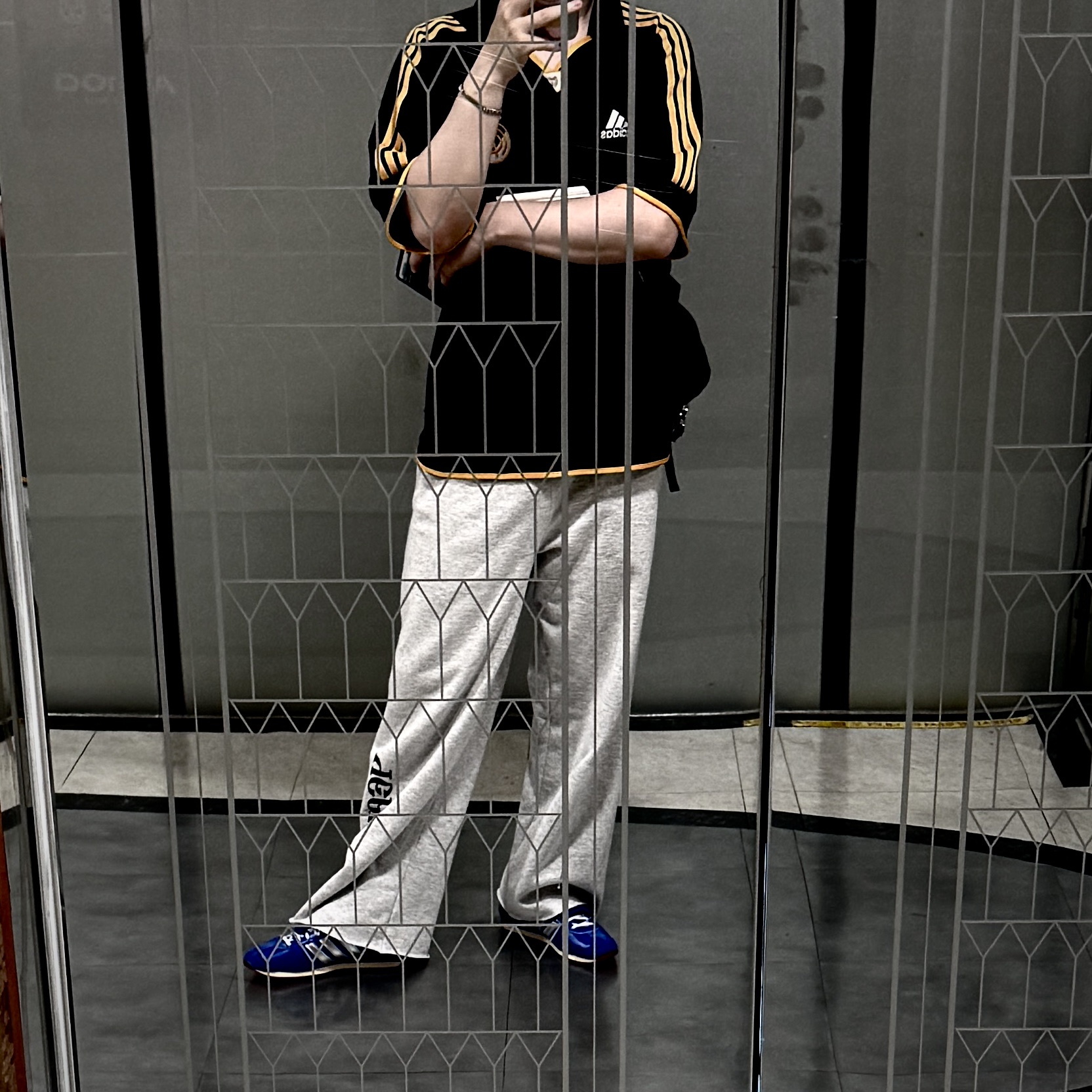 Adidas x Yeseyesee Country OG Blue Matte Silver, Prada Re-Nylon and Saffiano Leather Shoulder Bag Black 착용 스타일