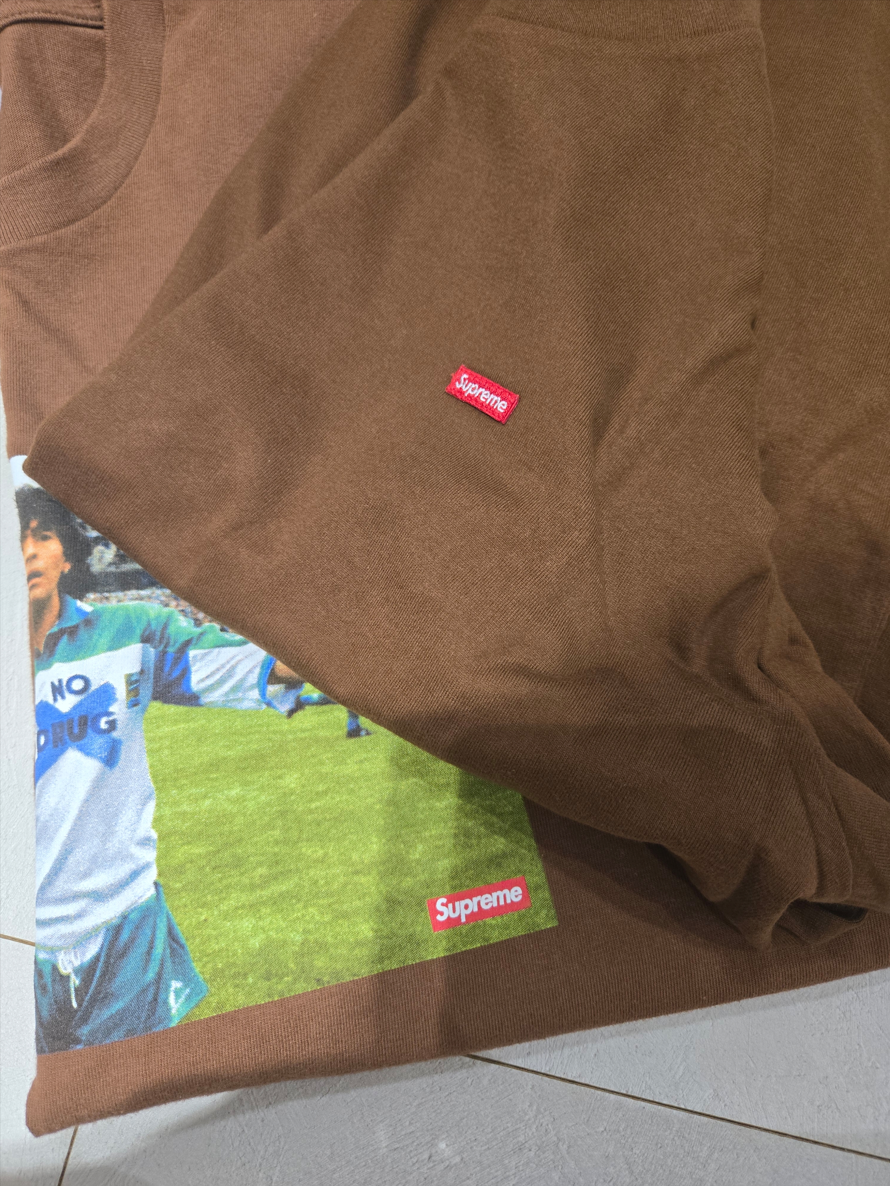 Supreme Small Box T-Shirt Brown, Supreme Maradona T-Shirt Brown - 24SS 착용 스타일