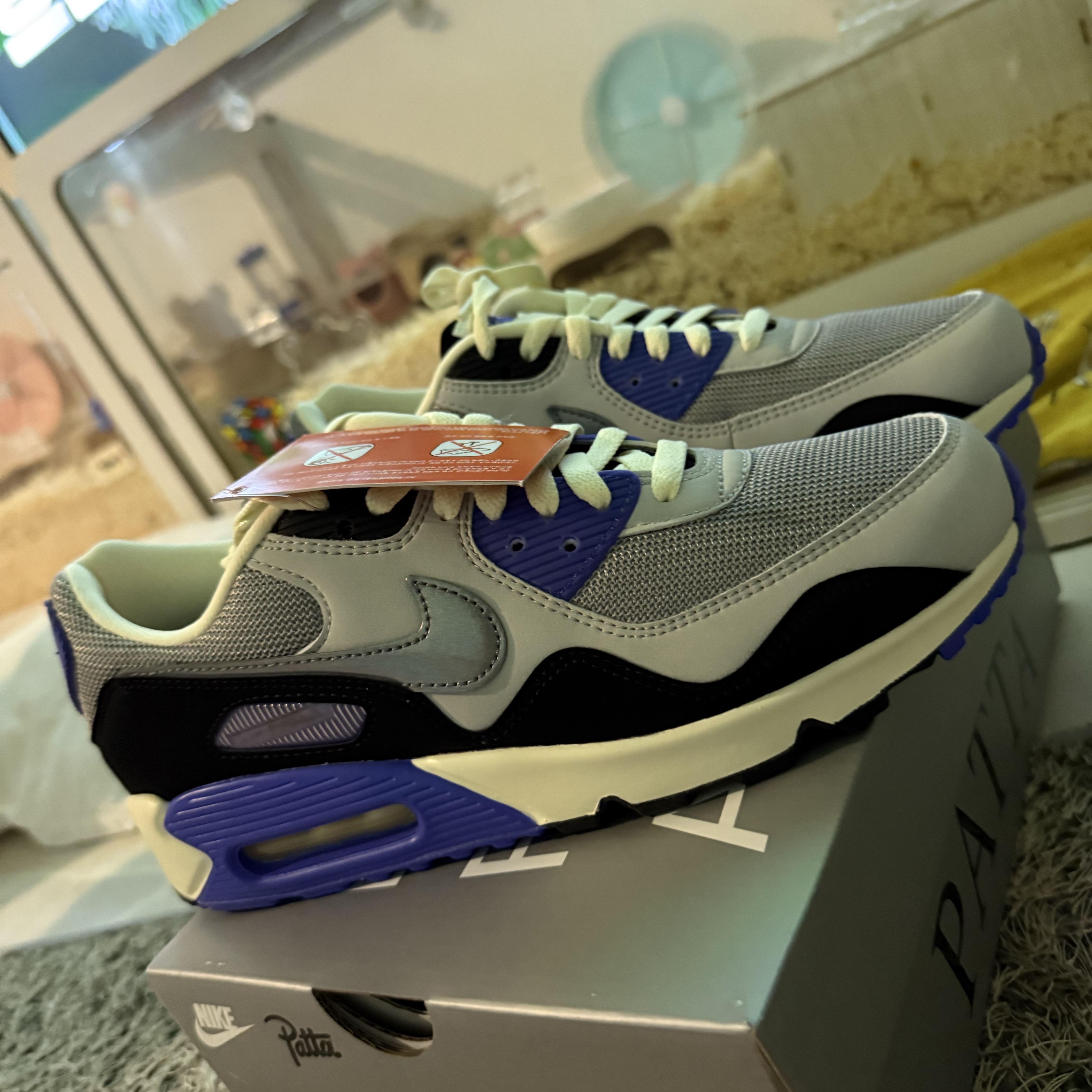 Nike x Patta Air Max 90 Sapphire and Particle Grey 착용 스타일