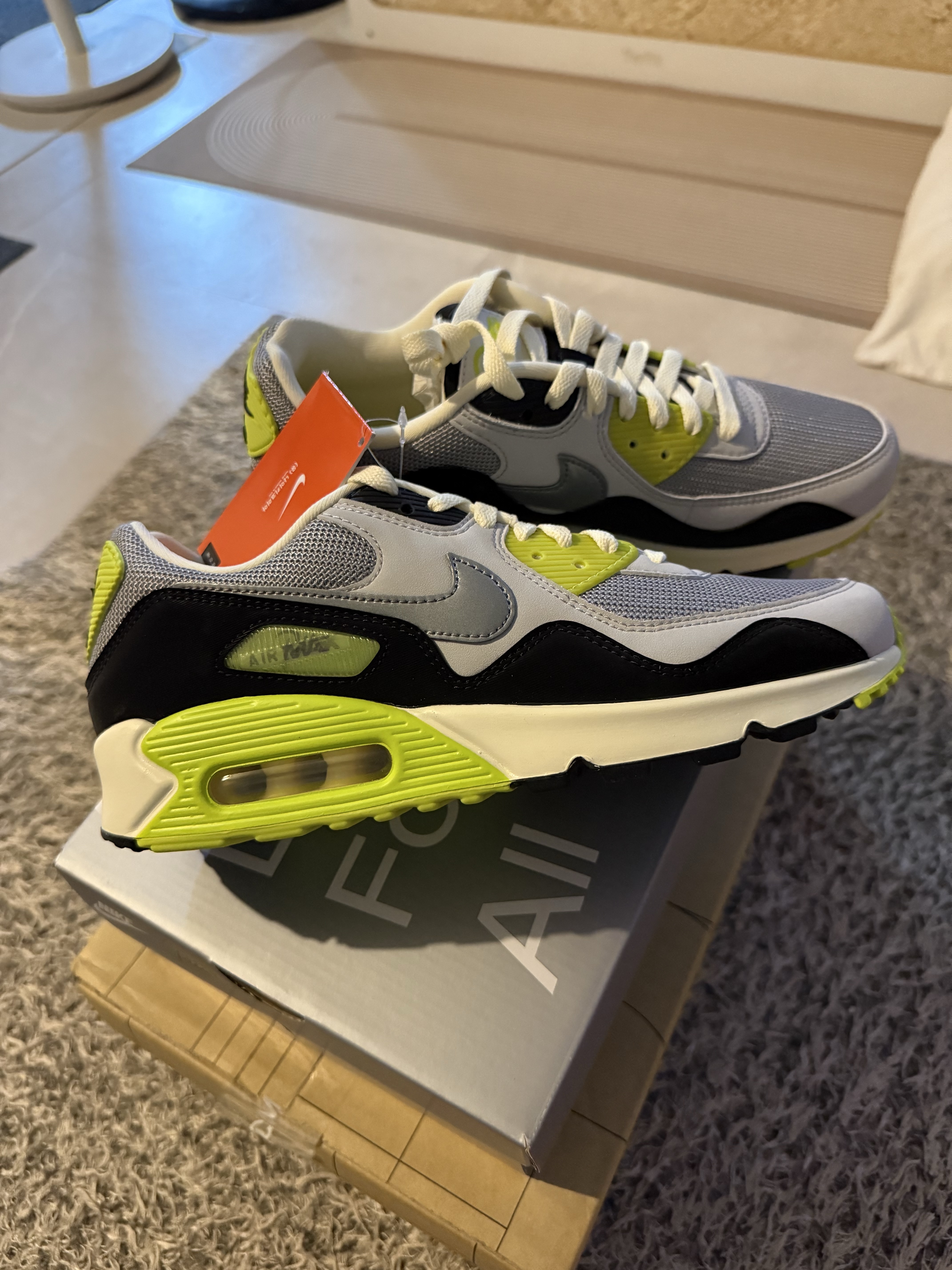 Nike x Patta Air Max 90 Cyber and Particle Grey 착용 스타일