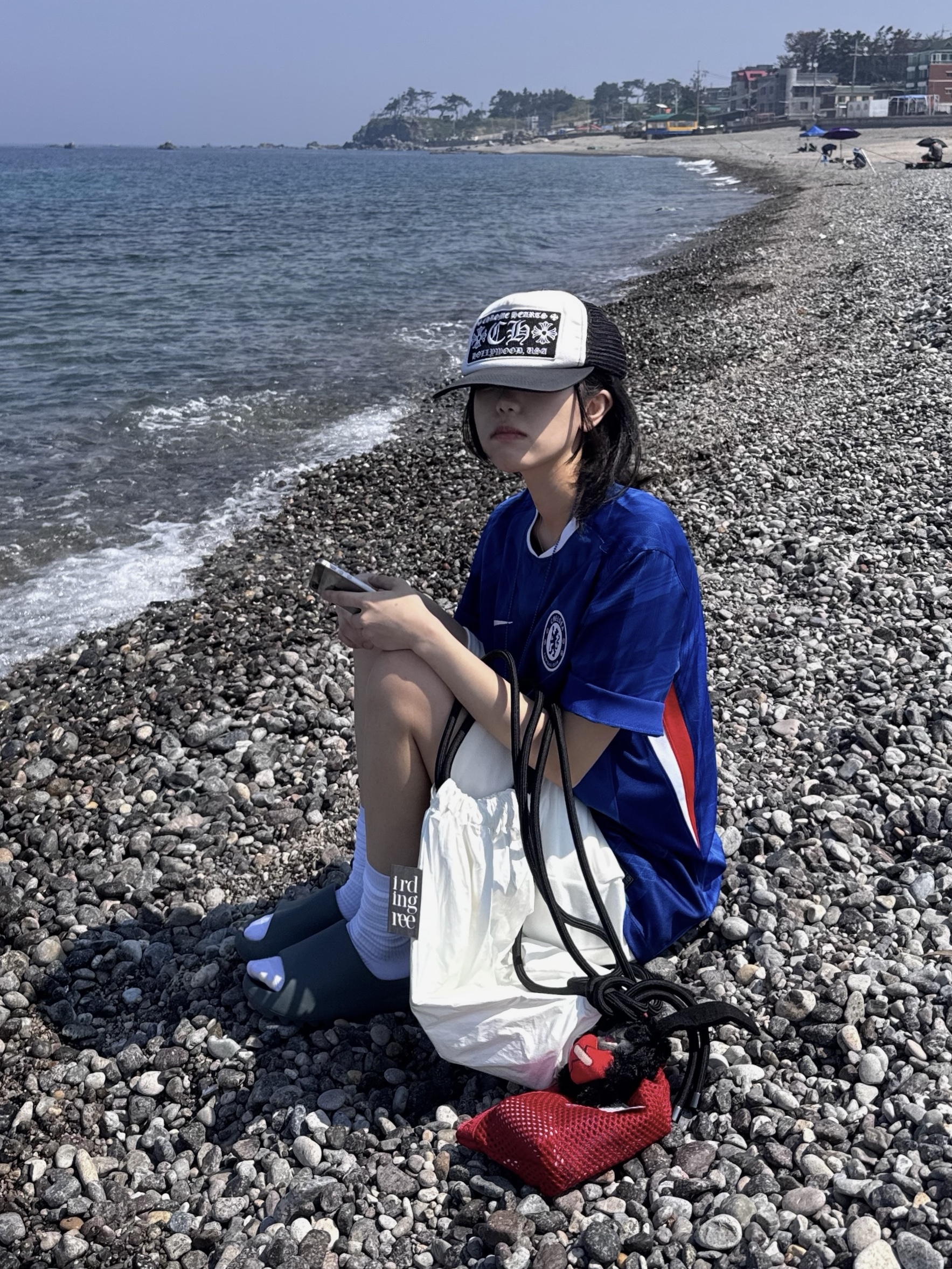 Chrome Hearts CH Hollywood Trucker Hat Black White, Nike Chelsea FC 2025/26 Stadium Home Dri-Fit Soccer Replica Jersey Rush Blue White (Non Marking Ver.) 착용 스타일