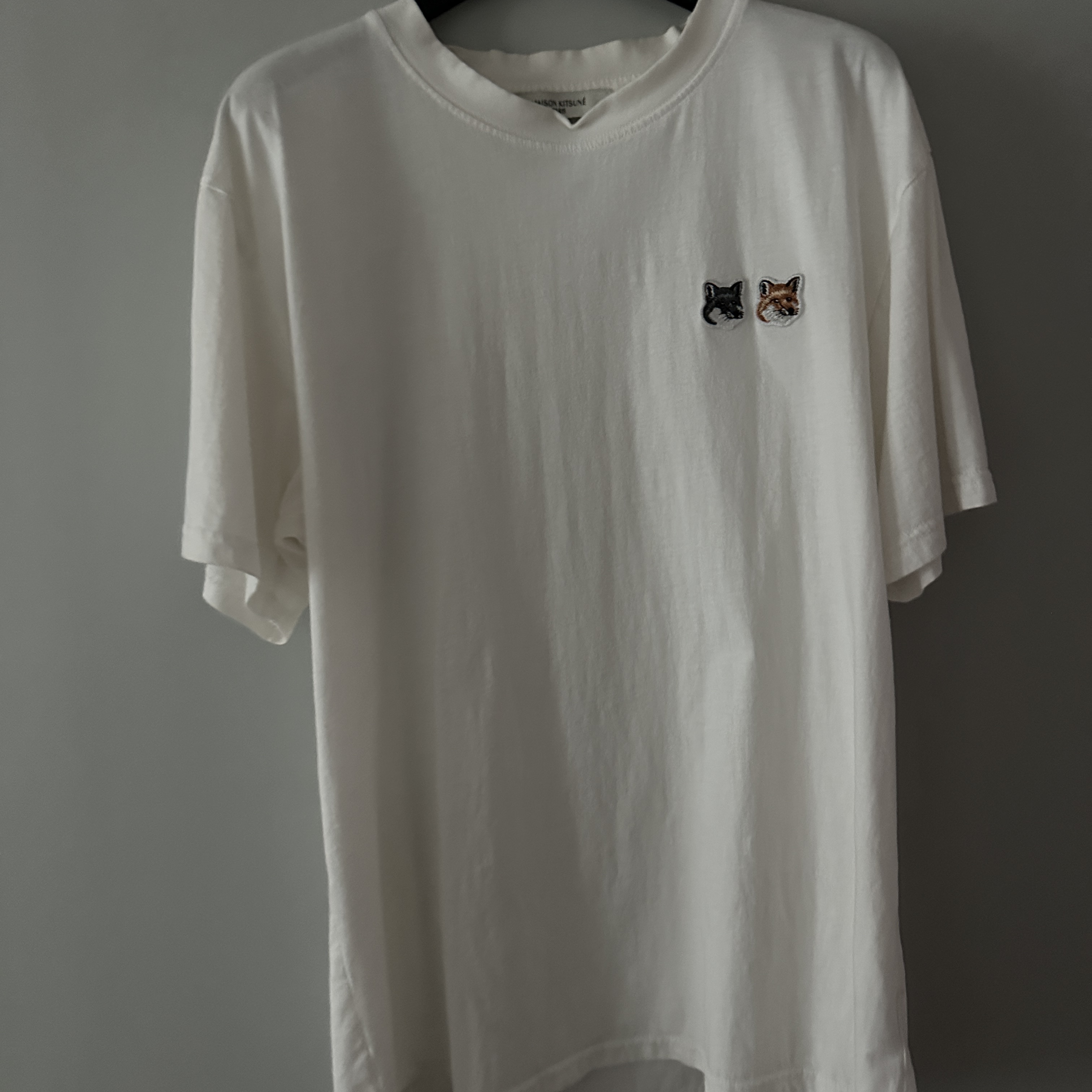 Maison Kitsune Double Fox Head Patch Classic T-Shirt Latte 착용 스타일