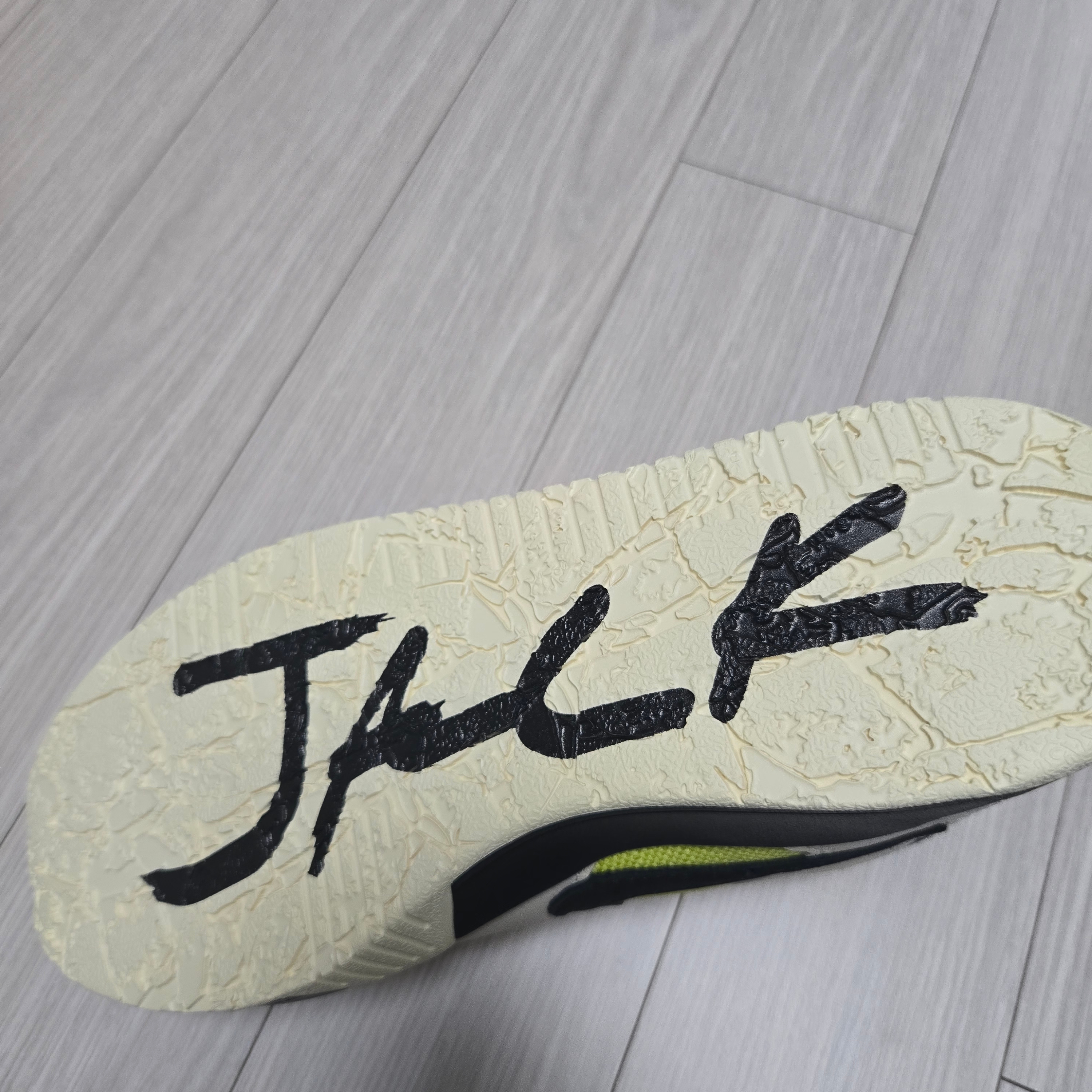 Jordan x Travis Scott Jumpman Jack TR Bright Cactus 착용 스타일 - 3
