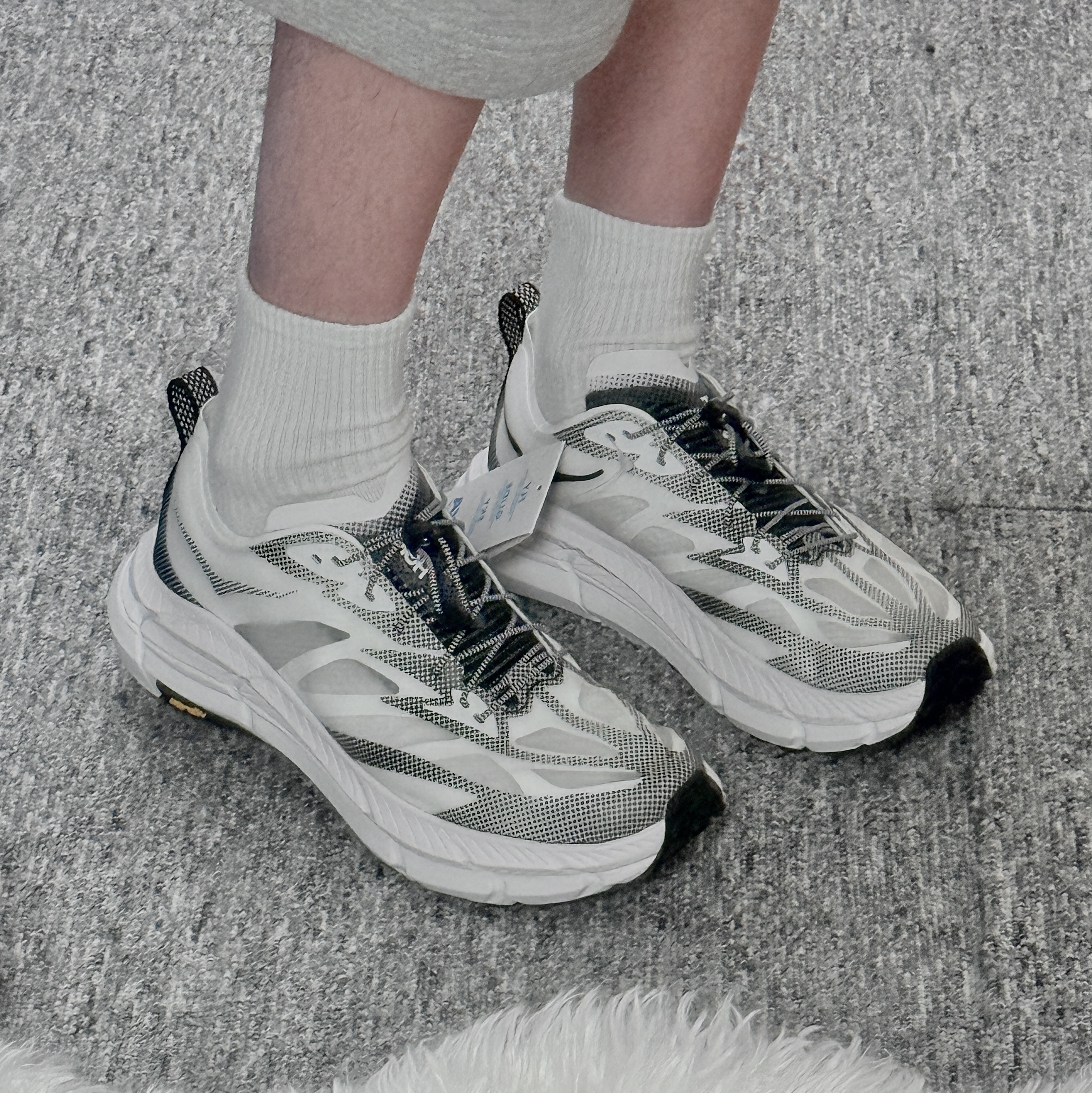 Hoka Mafate Speed 4 Lite White Black 착용 스타일 - 1