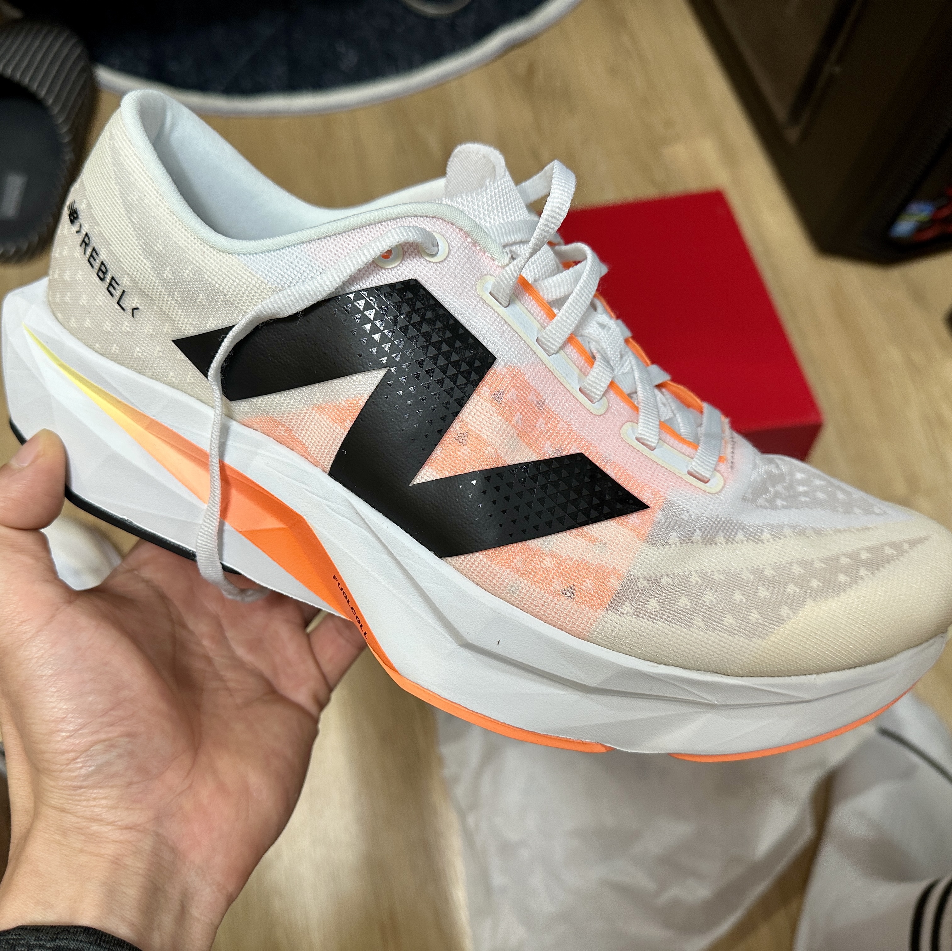New Balance Fuelcell Rebel v4 Ivory - D Standard 착용 스타일 - 1