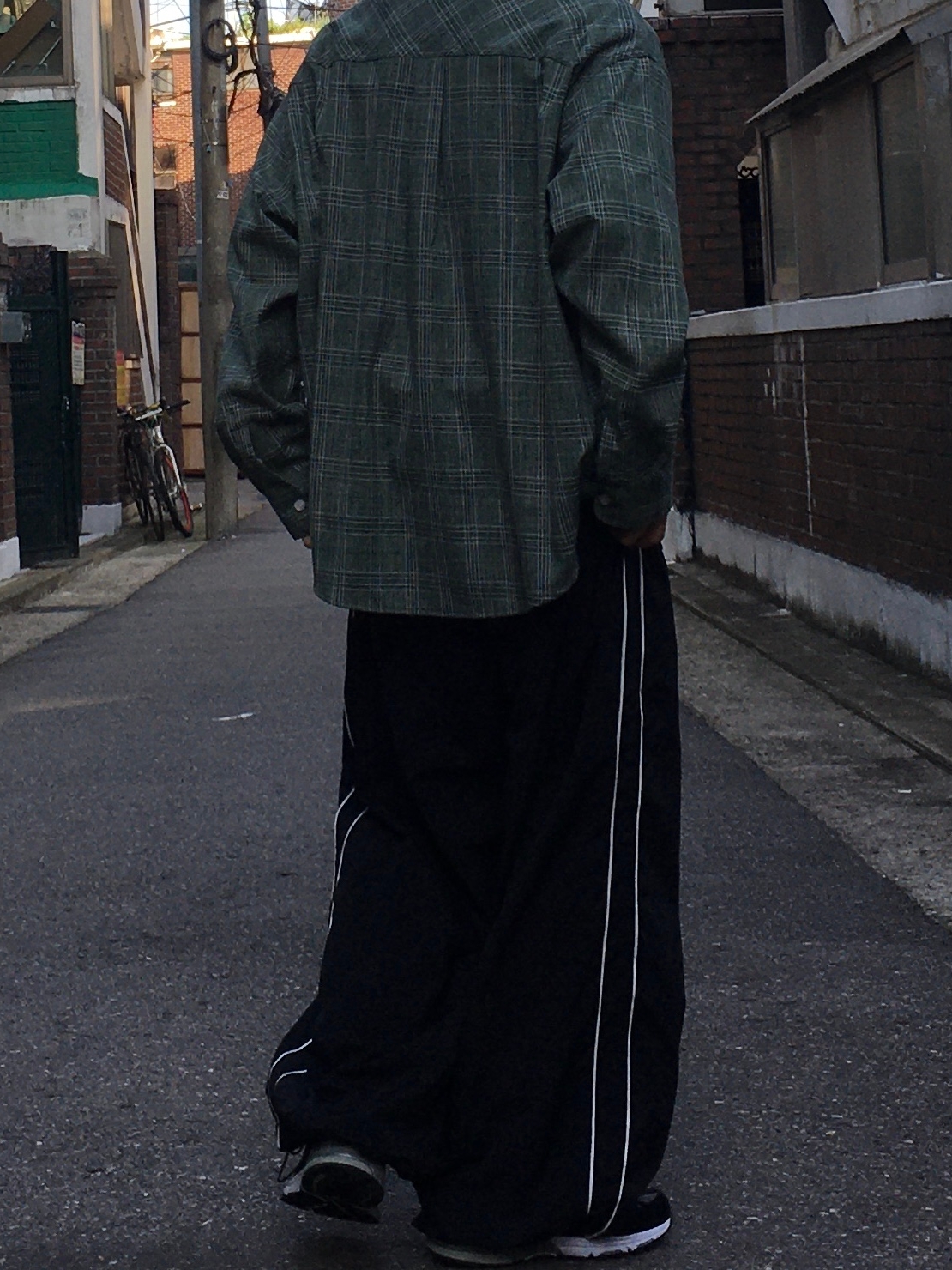Undermycar Mu.126 Original Logo Piping Line Nylon Pants Black 착용 스타일 - 2