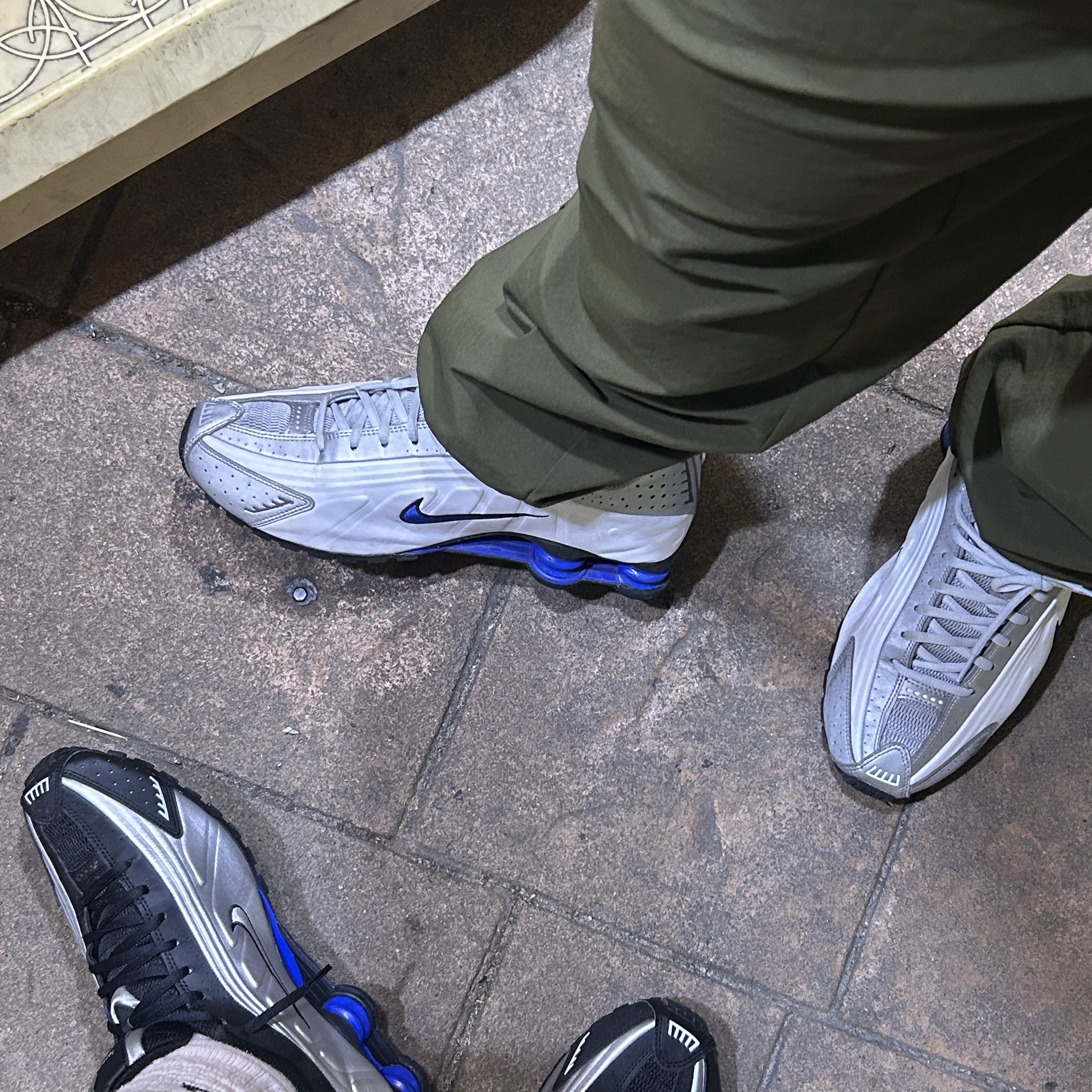 (W) Nike Shox R4 Metallic Silver and Black, Nike Shox R4 White Racer Blue 착용 스타일