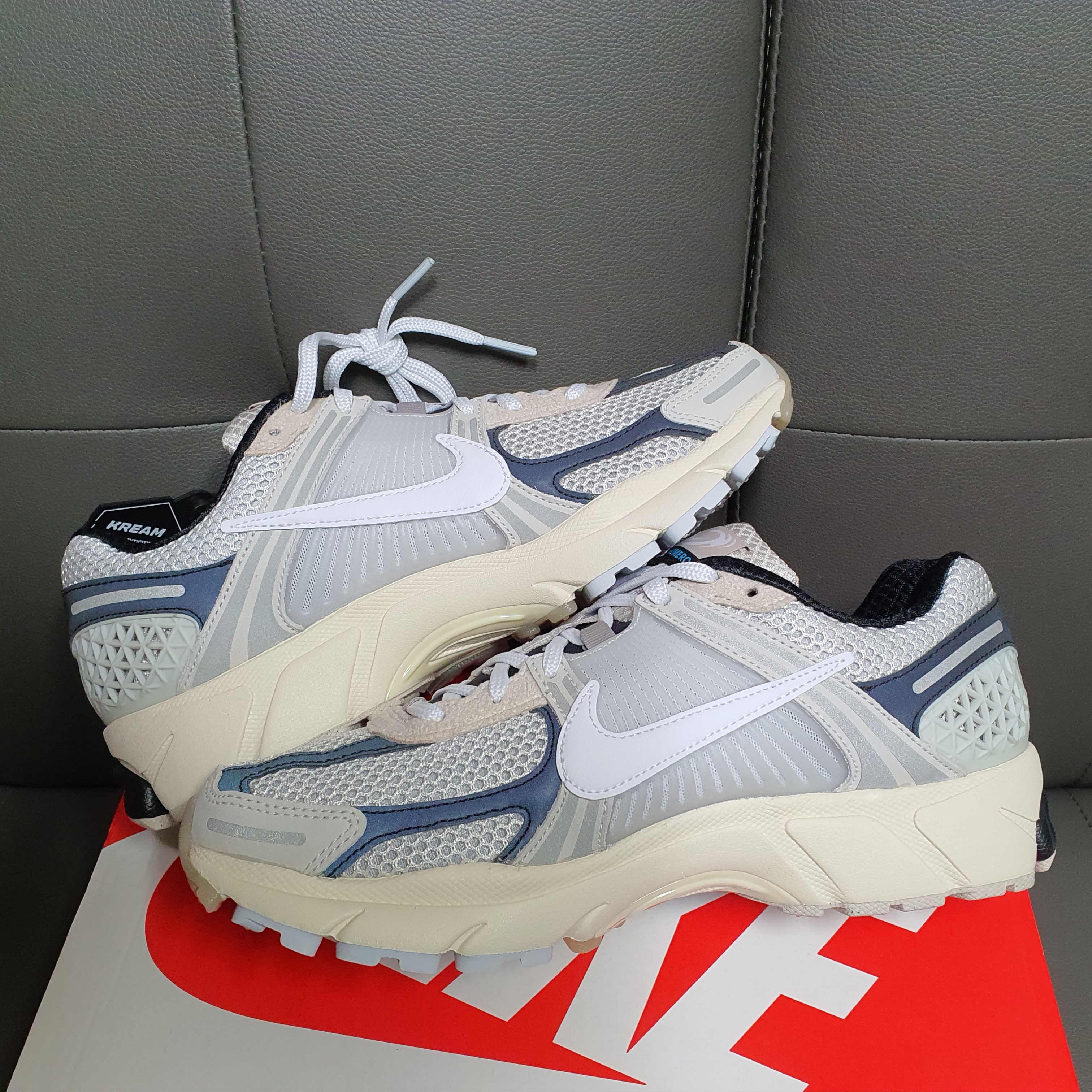 Nike Zoom Vomero 5 Light Bone and Black 착용 스타일