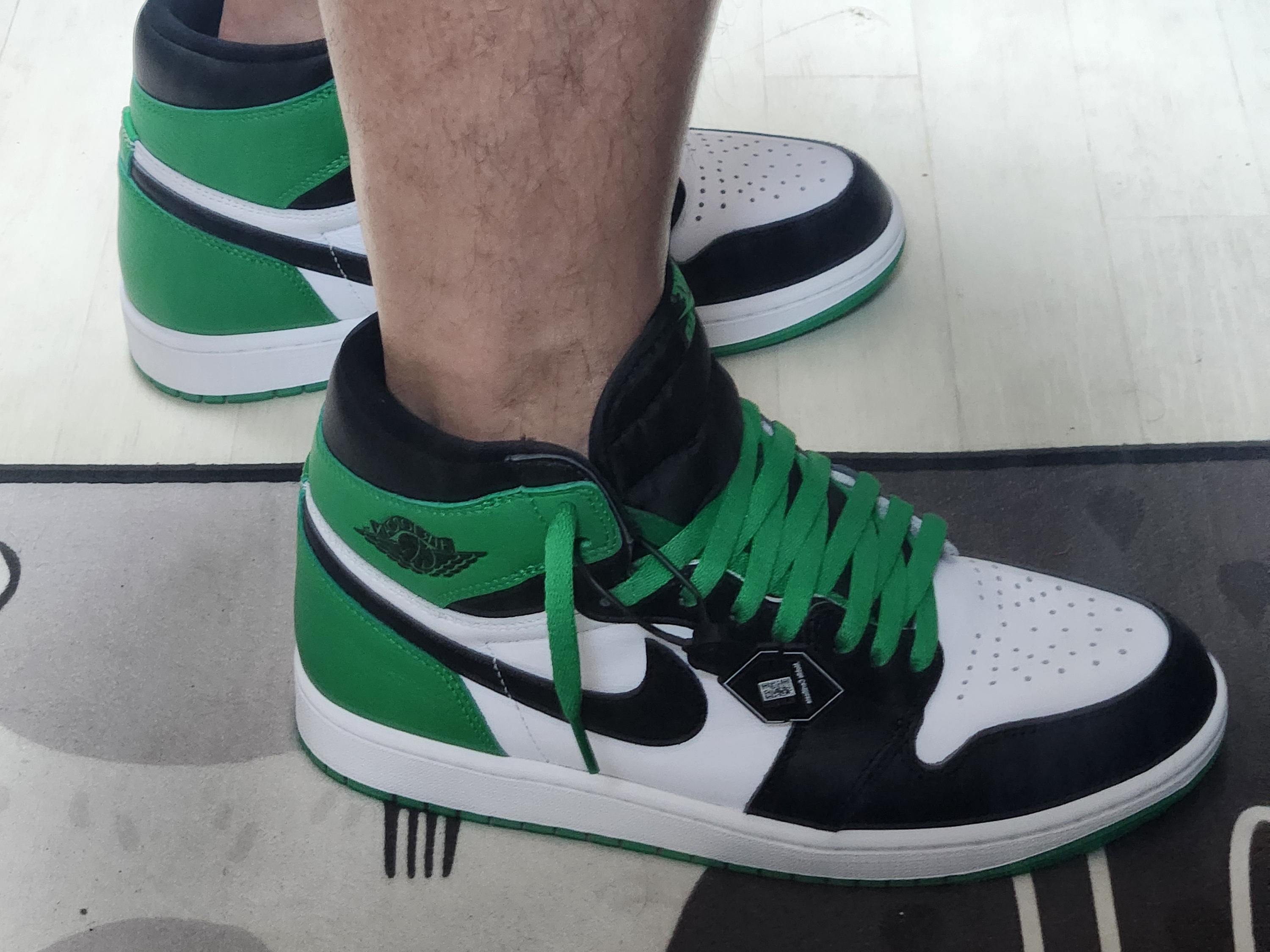 Jordan 1 Retro High OG Black and Lucky Green, Nike x Stussy Air Force 1 '07 Mid SP Black and Light Bone 착용 스타일 - 3