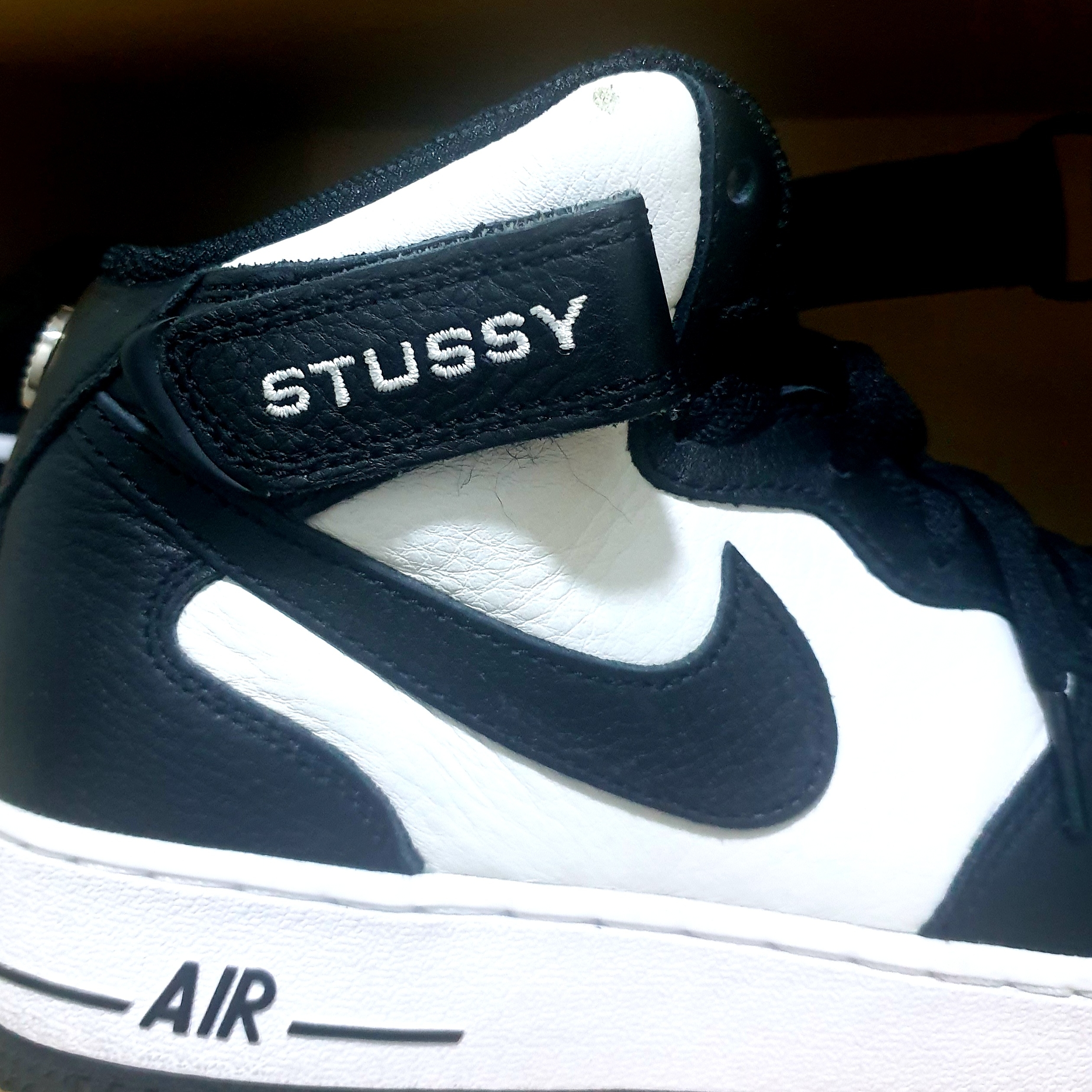 Nike x Stussy Air Force 1 '07 Mid SP Black and Light Bone 착용 스타일