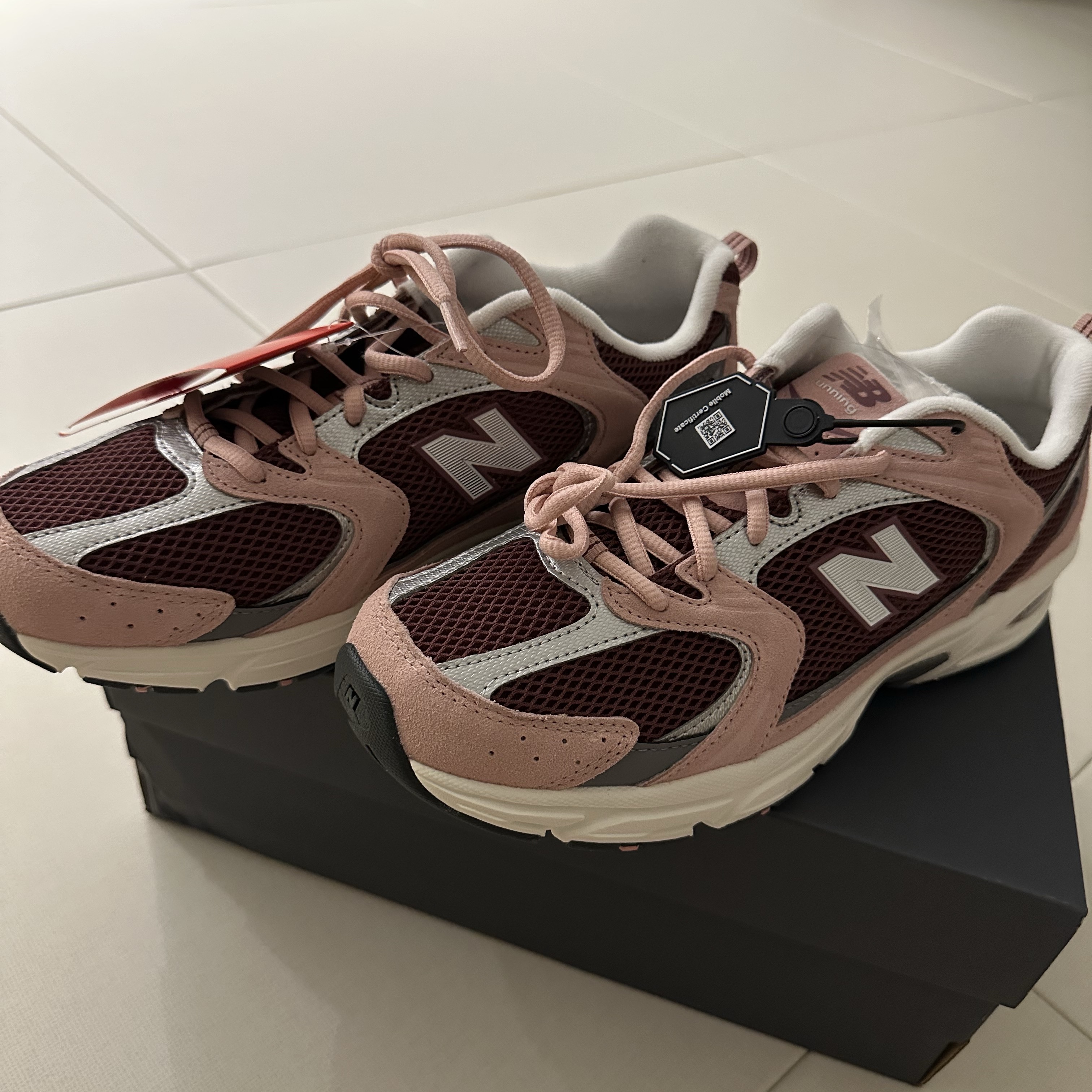 New Balance 530 Burgundy 착용 스타일 - 2