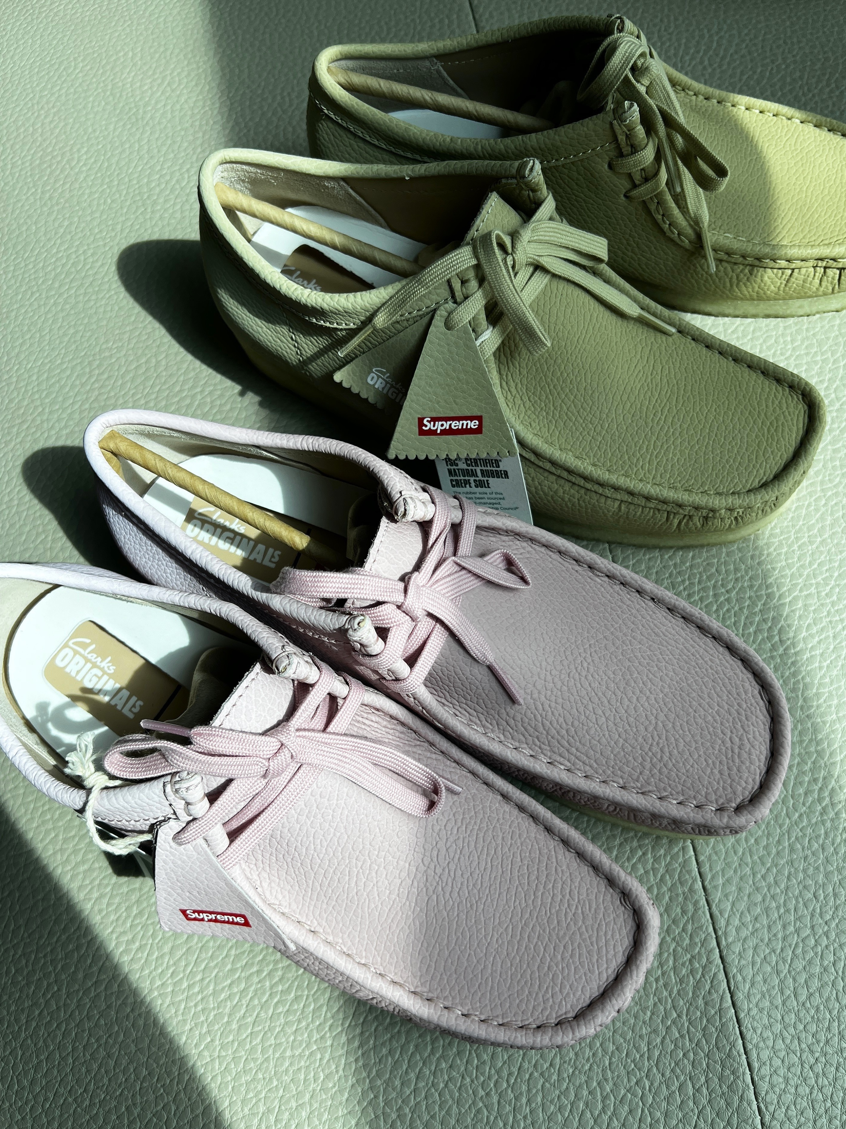 Clarks x Supreme Reflective Wallabee Pink - 25SS, Clarks x Supreme Reflective Wallabee Natural - 25SS 착용 스타일