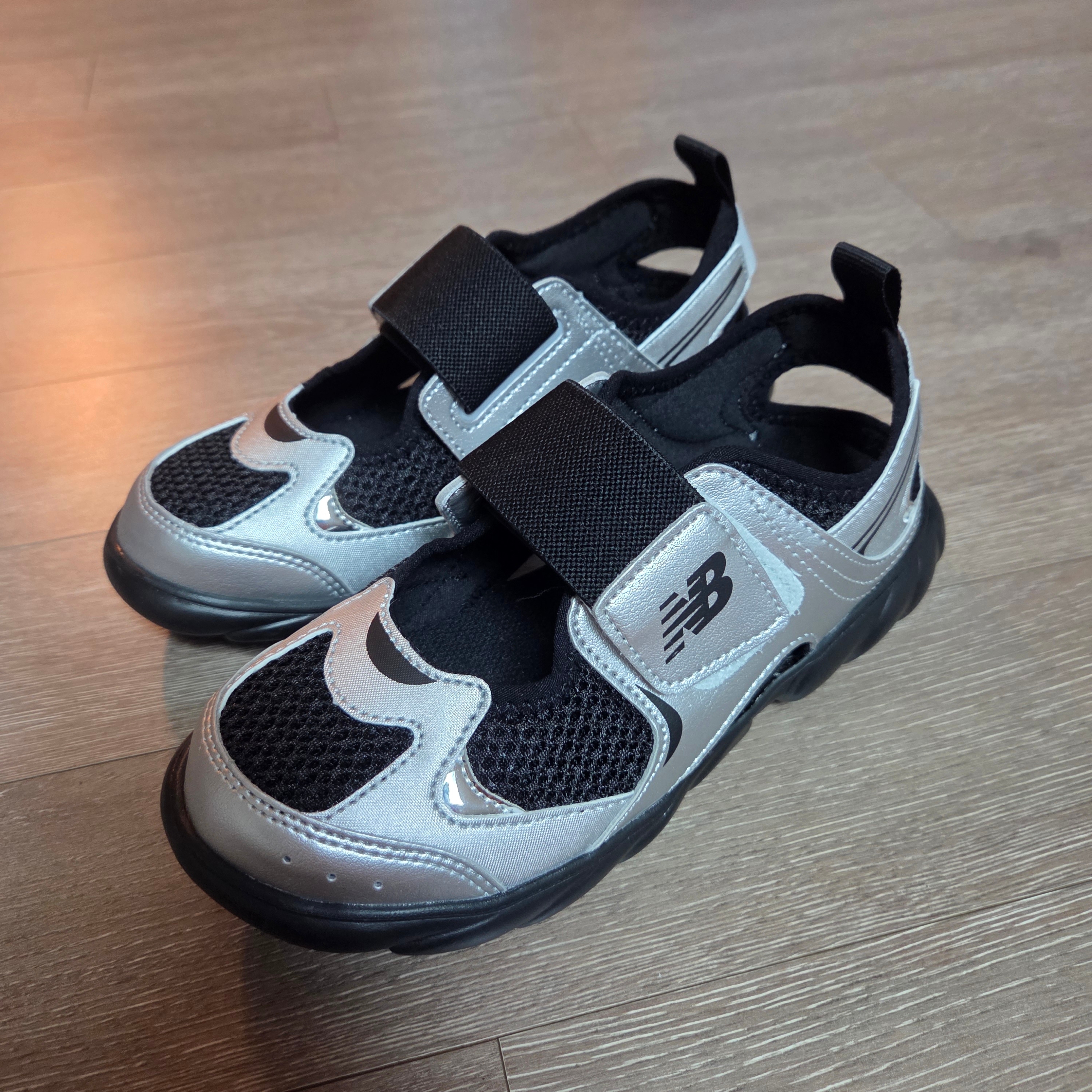 (Kids) New Balance Freedle 920 Sandal Gray 착용 스타일 - 1
