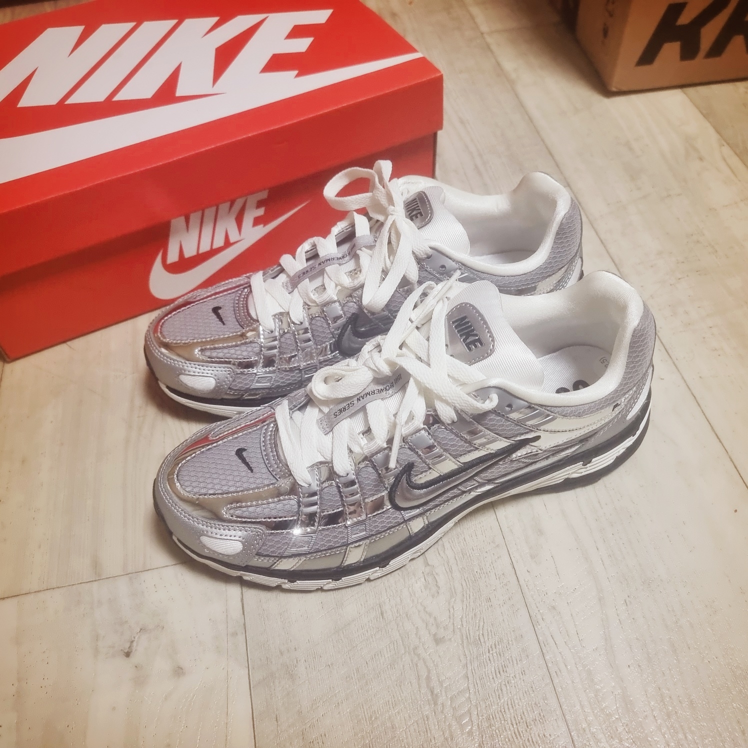 Nike P-6000 Metallic Silver 착용 스타일