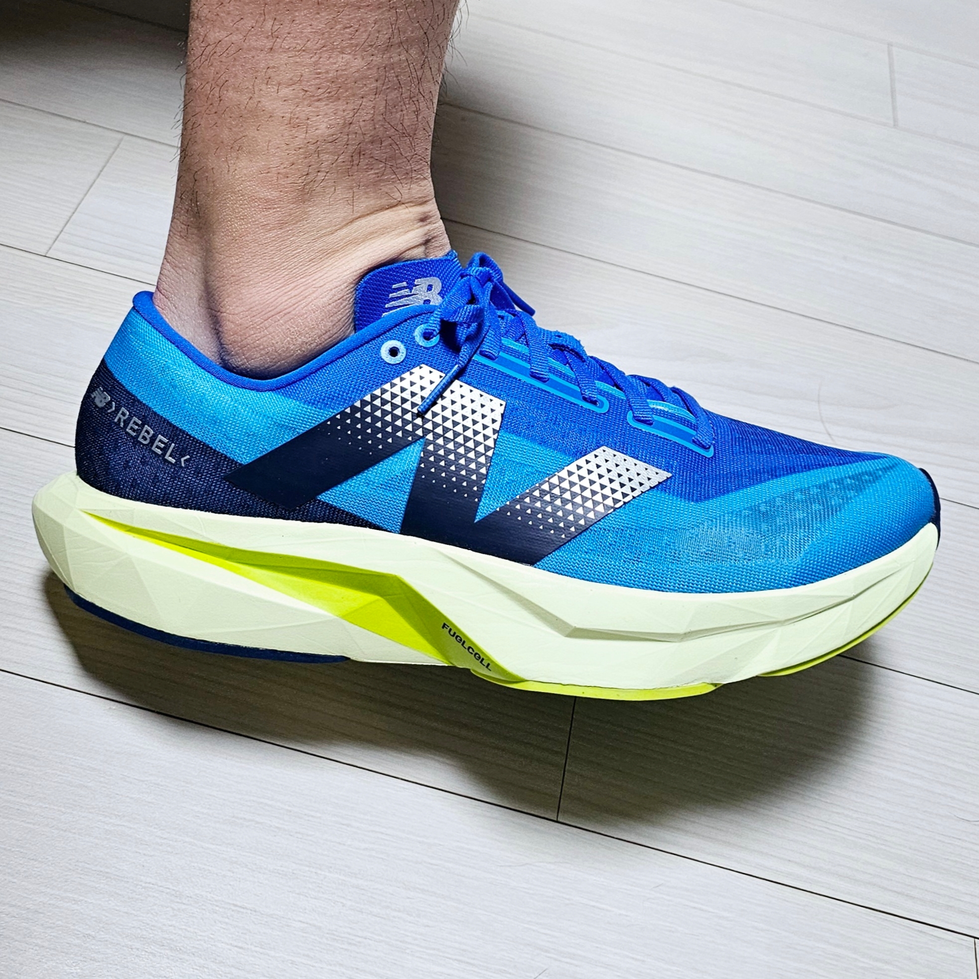 New Balance Fuelcell Rebel v4 Spice Blue Limelight - D Standard 착용 스타일