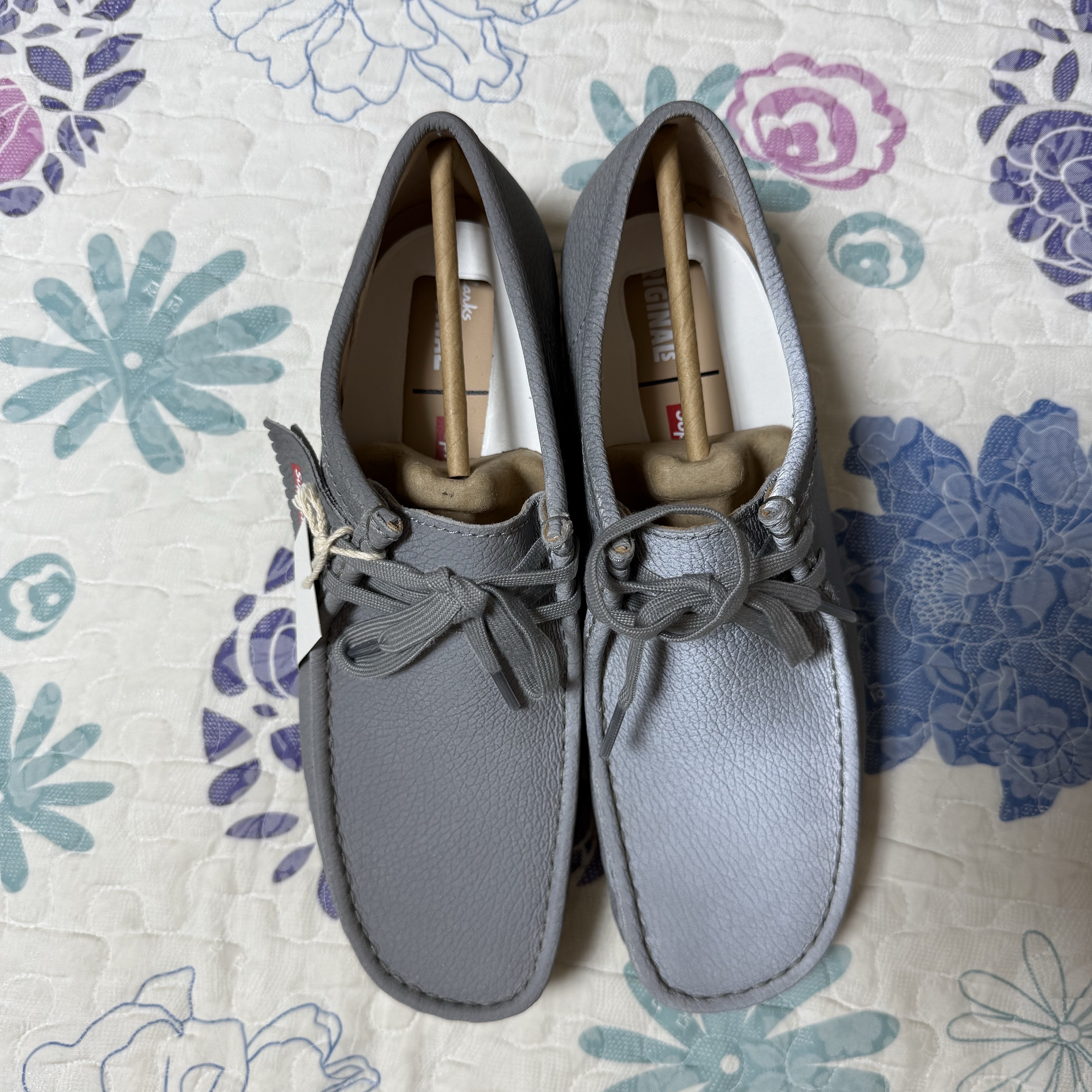 Clarks x Supreme Reflective Wallabee Silver - 25SS 착용 스타일 - 5