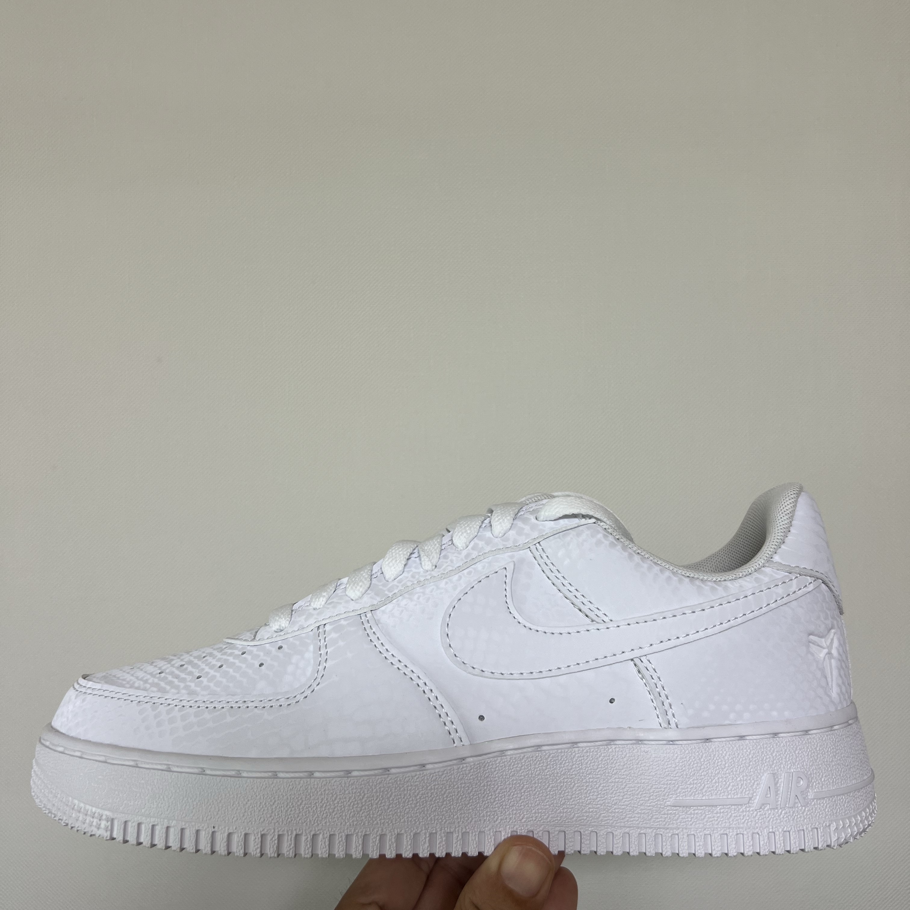 Nike x Kobe Bryant Air Force 1 Low Triple White 착용 스타일 - 1