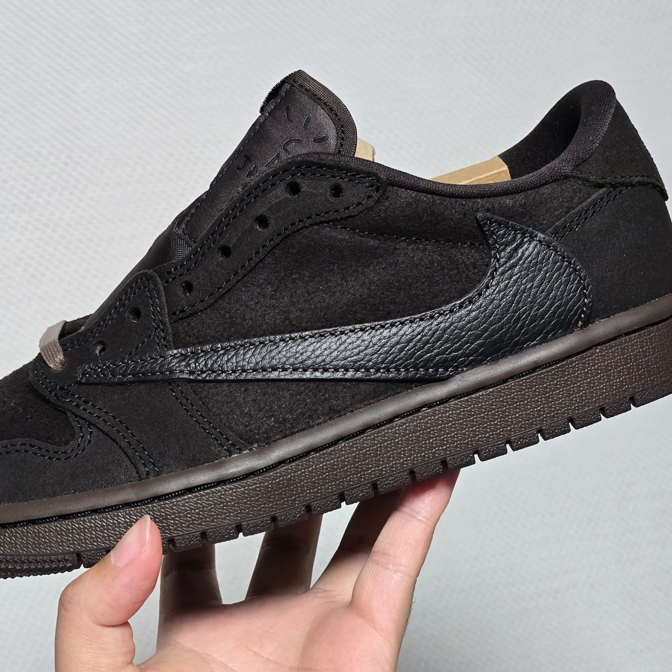 Jordan 1 x Travis Scott Retro Low OG SP Velvet Brown and Dark Mocha 착용 스타일