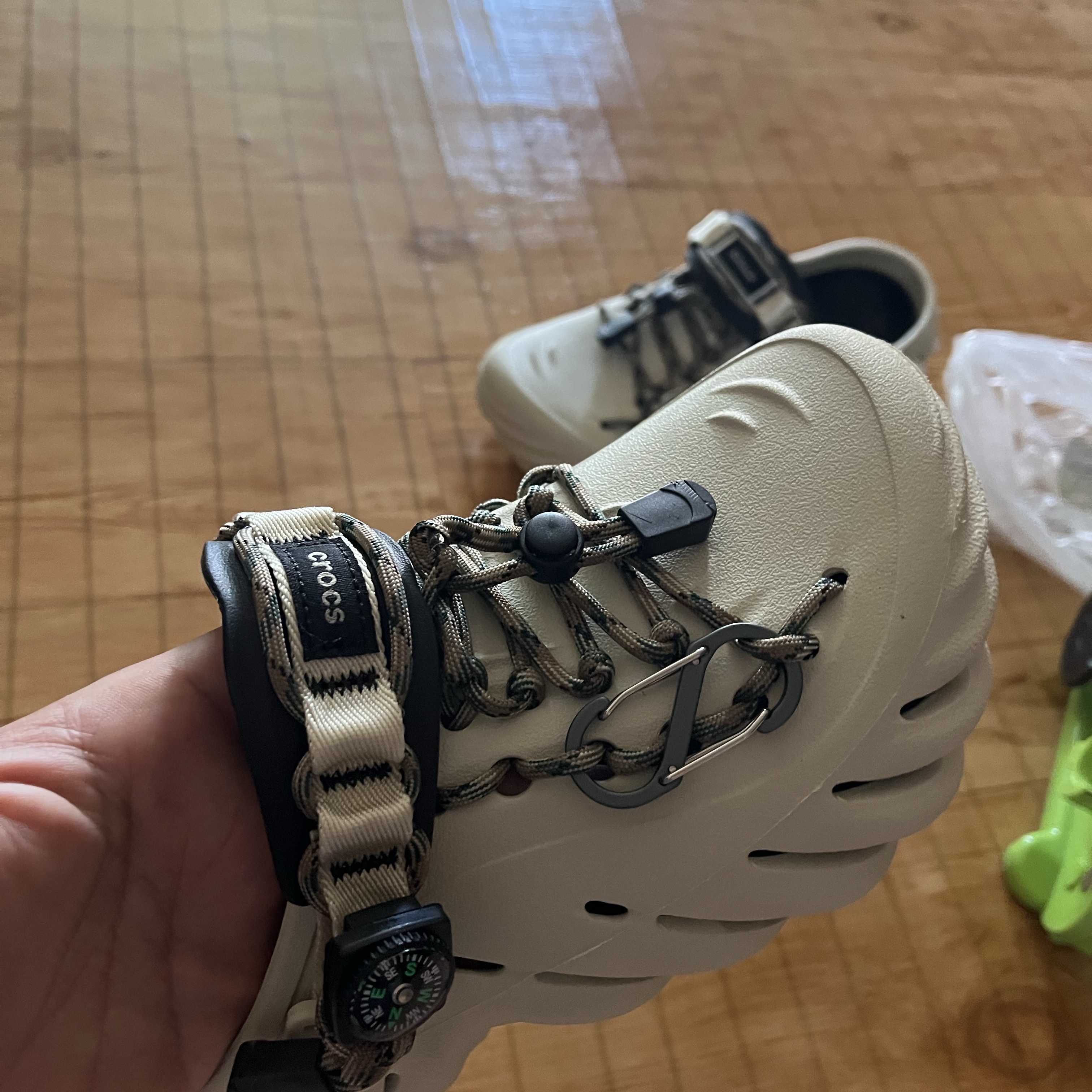 Crocs Echo Clog Bone Black 착용 스타일