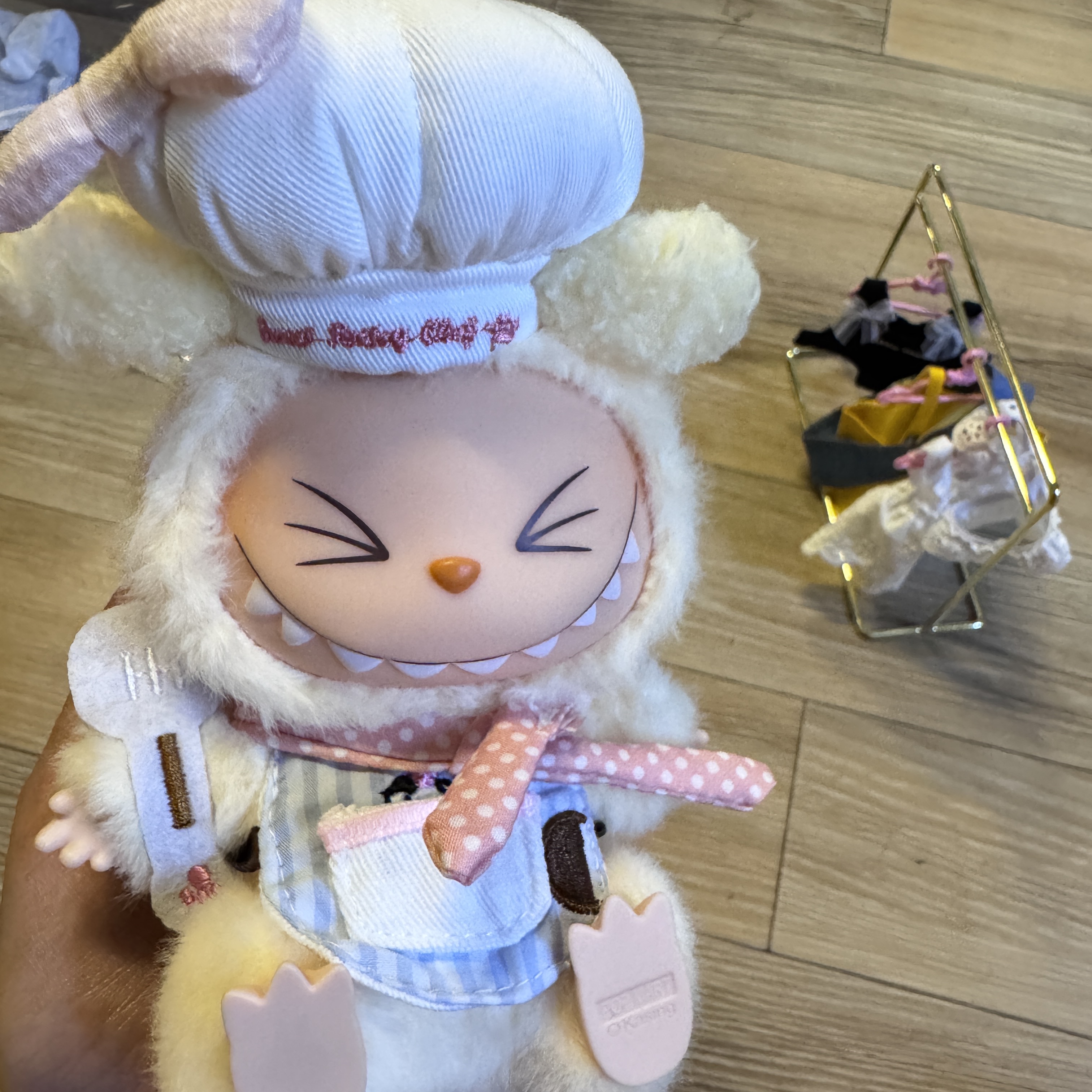 Pop Mart Labubu Let's Play Together Doll Series Sisi Keyring (Opened Case) 착용 스타일