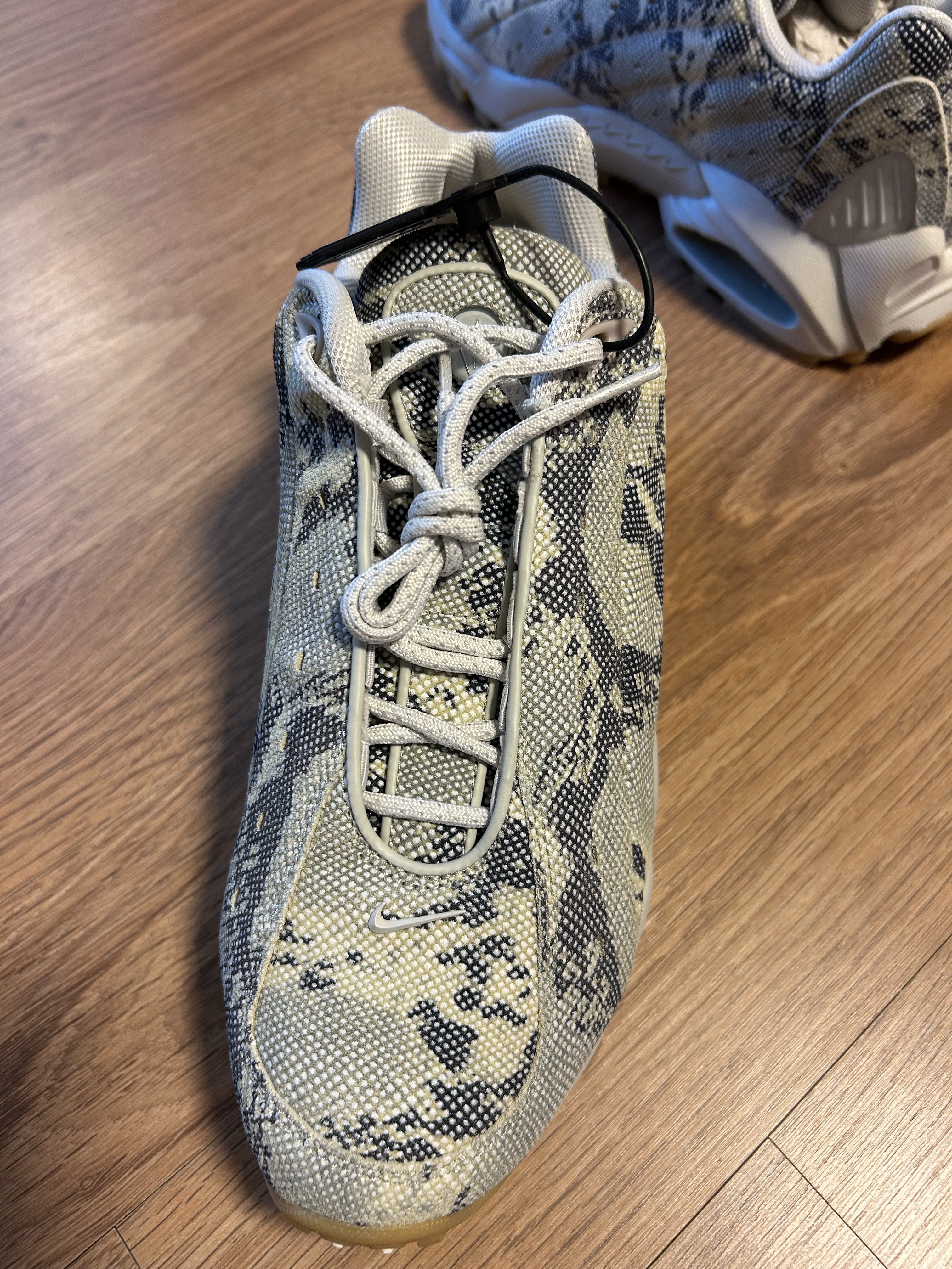 Nike x Drake Nocta Hot Step Air Terra Light Bone 착용 스타일 - 6
