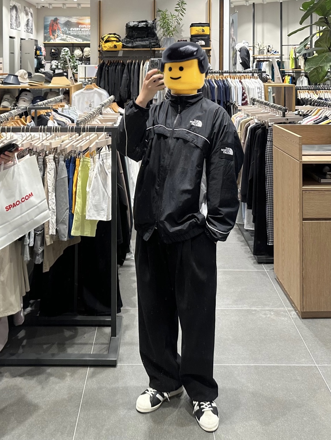 The North Face White Label Kickflex Jacket Black, Adidas Superstar 82 FI Core Black 착용 스타일