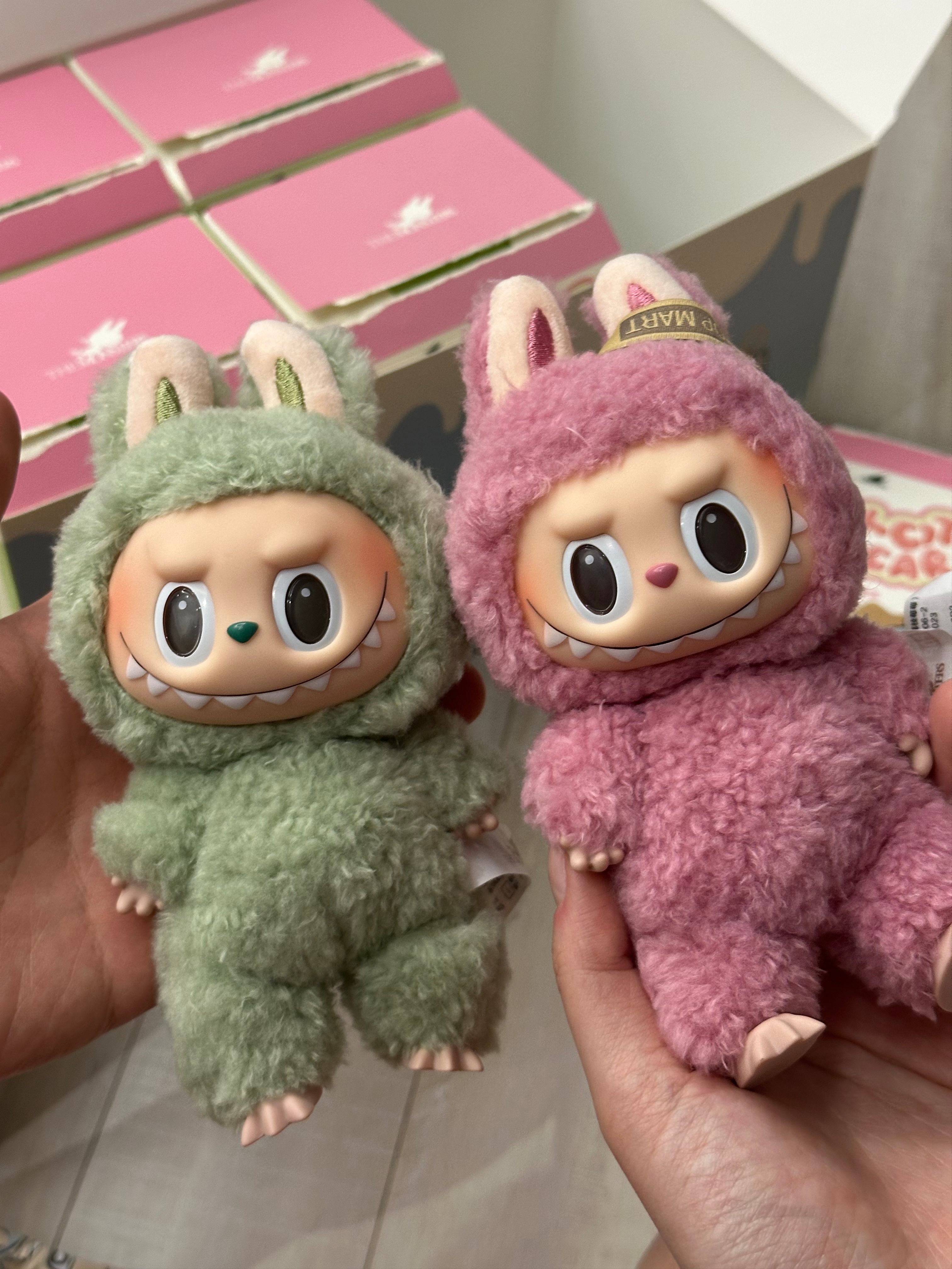 Pop Mart Labubu The Monsters Labubu Tasty Macarons Series Green Grape Keyring, Pop Mart Labubu The Monsters Labubu Tasty Macarons Series Lyche Berry Keyring 착용 스타일