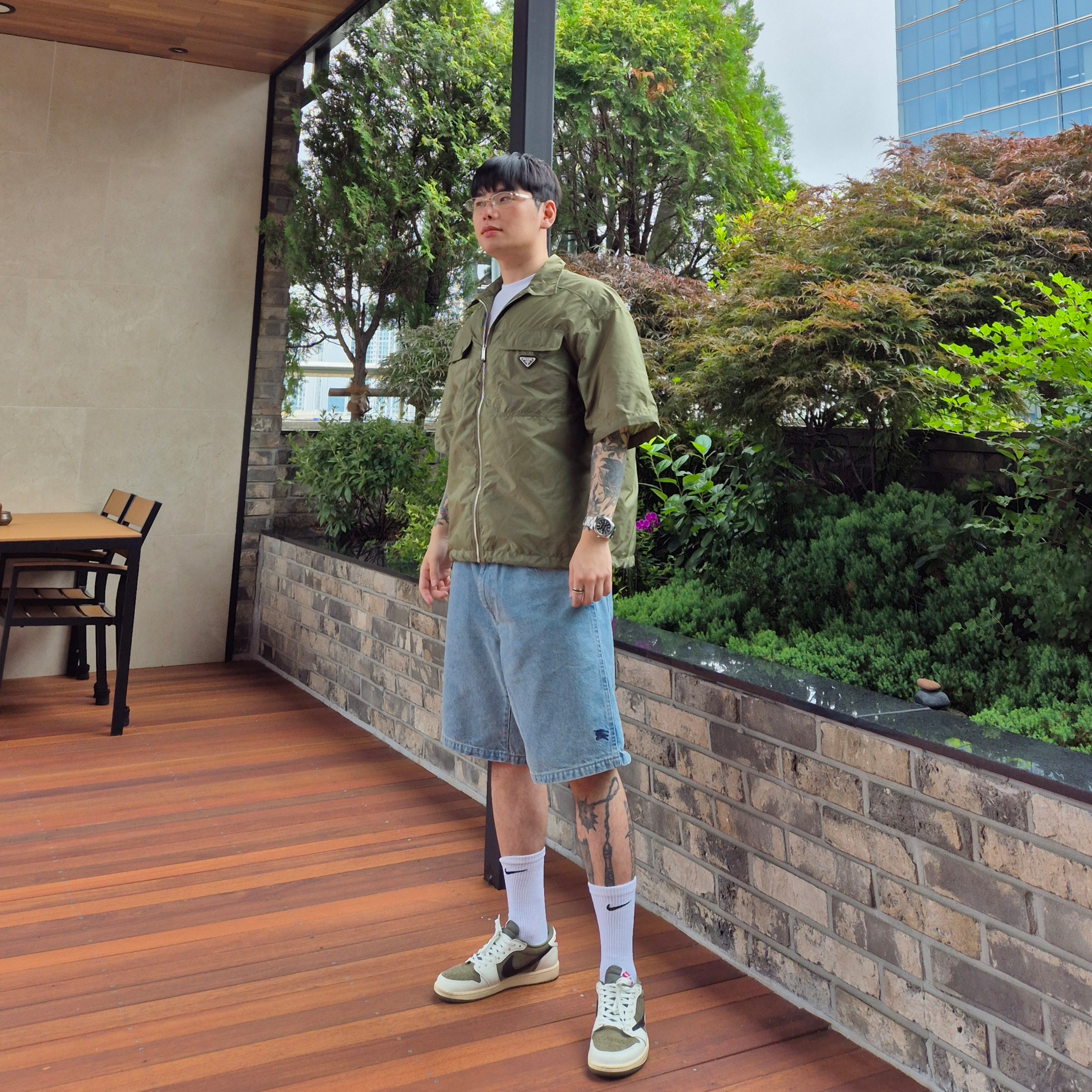 Supreme x Burberry Denim Shorts Washed Blue - 22SS, Prada Short Sleeve Shirt in Lightweight Re-Nylon Black 착용 스타일