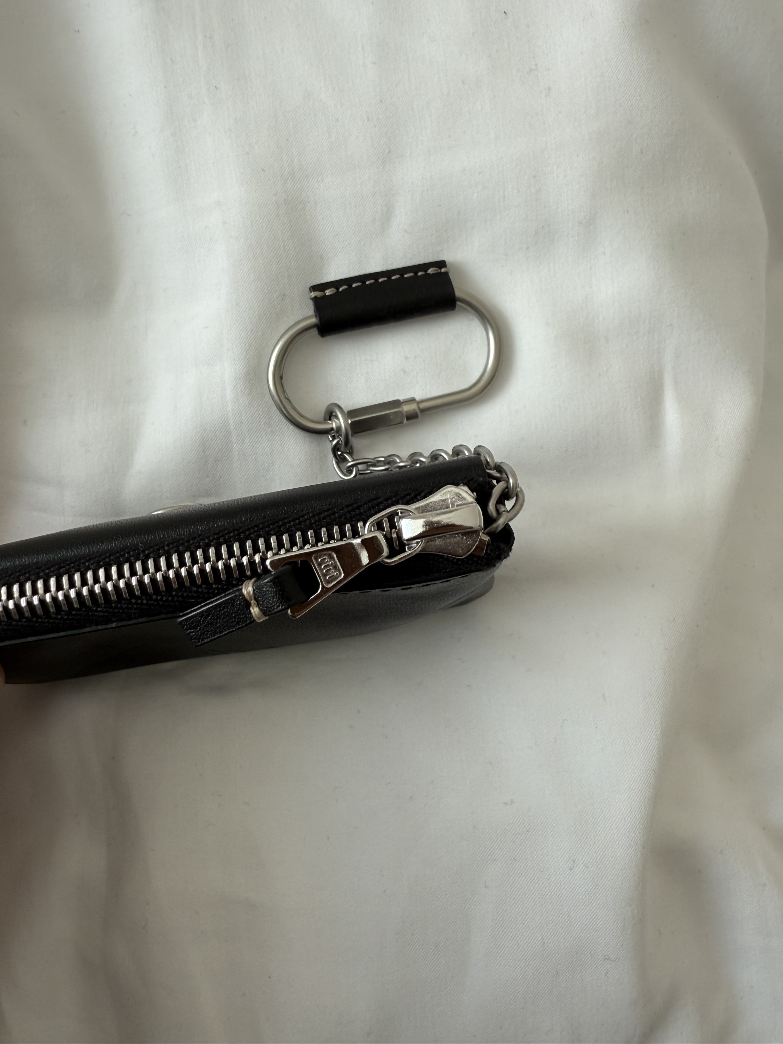 Athe garcon Chain Card Wallet Black, Athe garcon Chain Card WalletBeige 착용 스타일 - 3