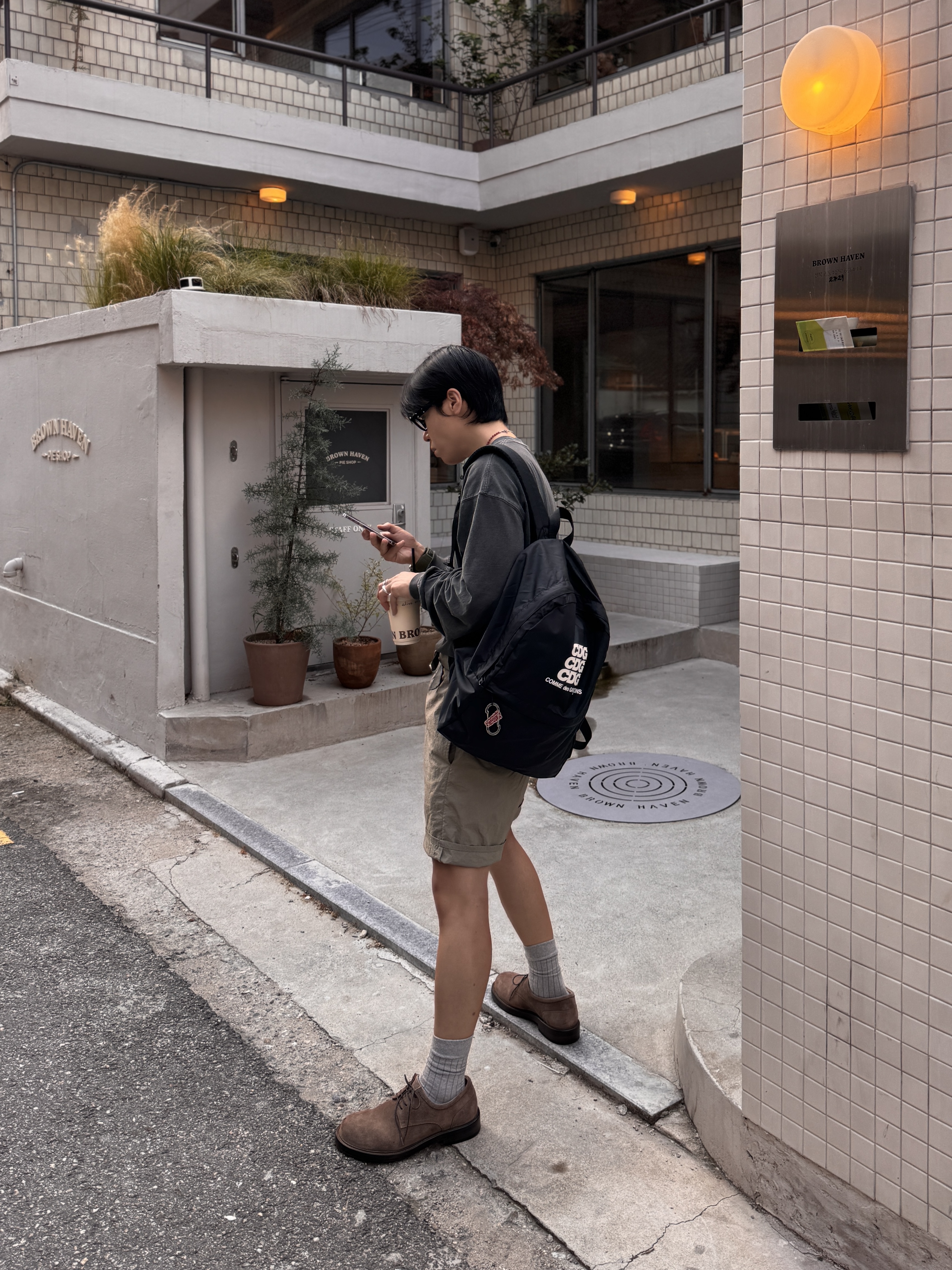 Gentle Monster x Maison Margiela MM113 Black Clear, CDG Backpack Black 착용 스타일 - 2