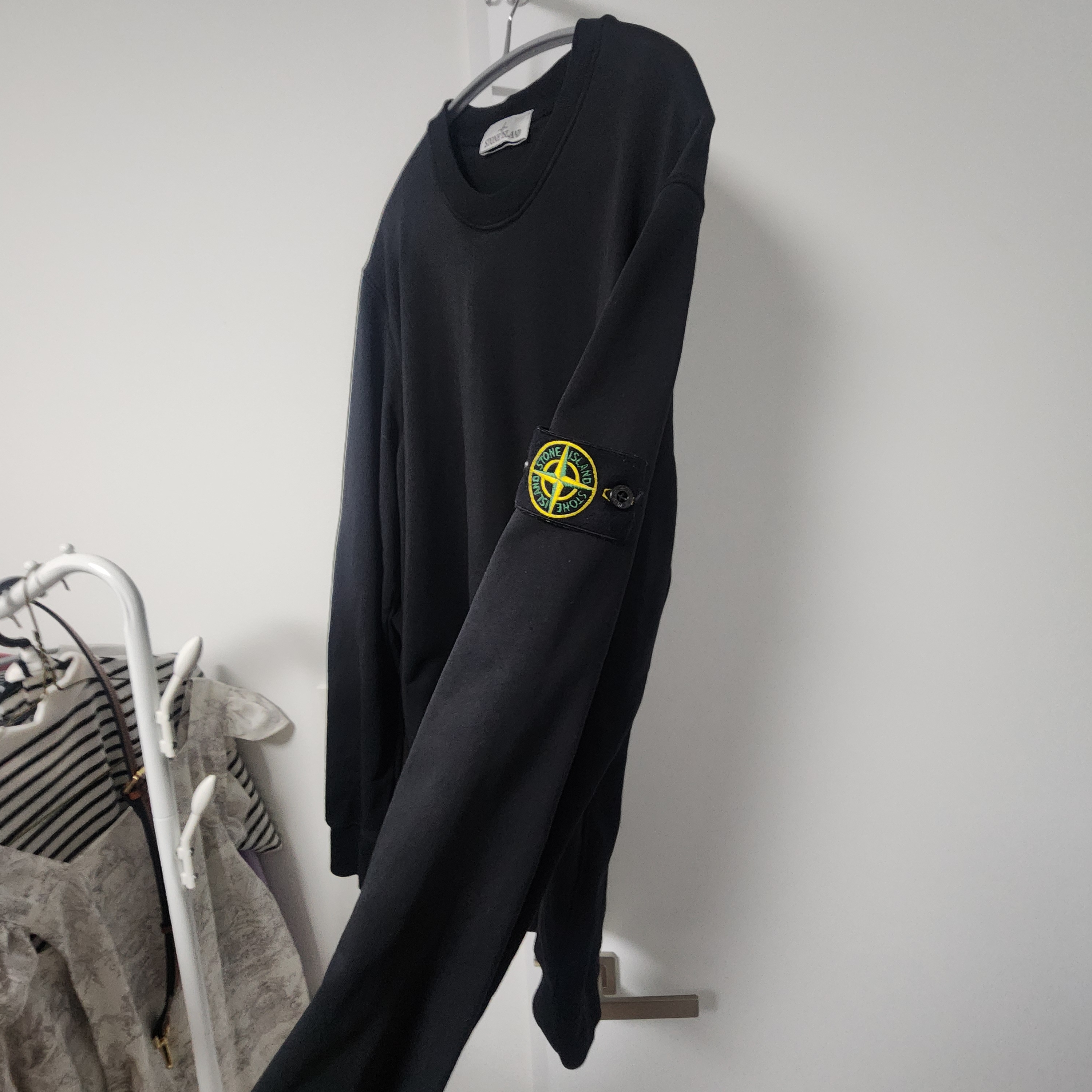 Stone Island 6100044 Organic Cotton Fleece Crewneck Sweatshirt with Ribbed Details Black - 25SS 착용 스타일