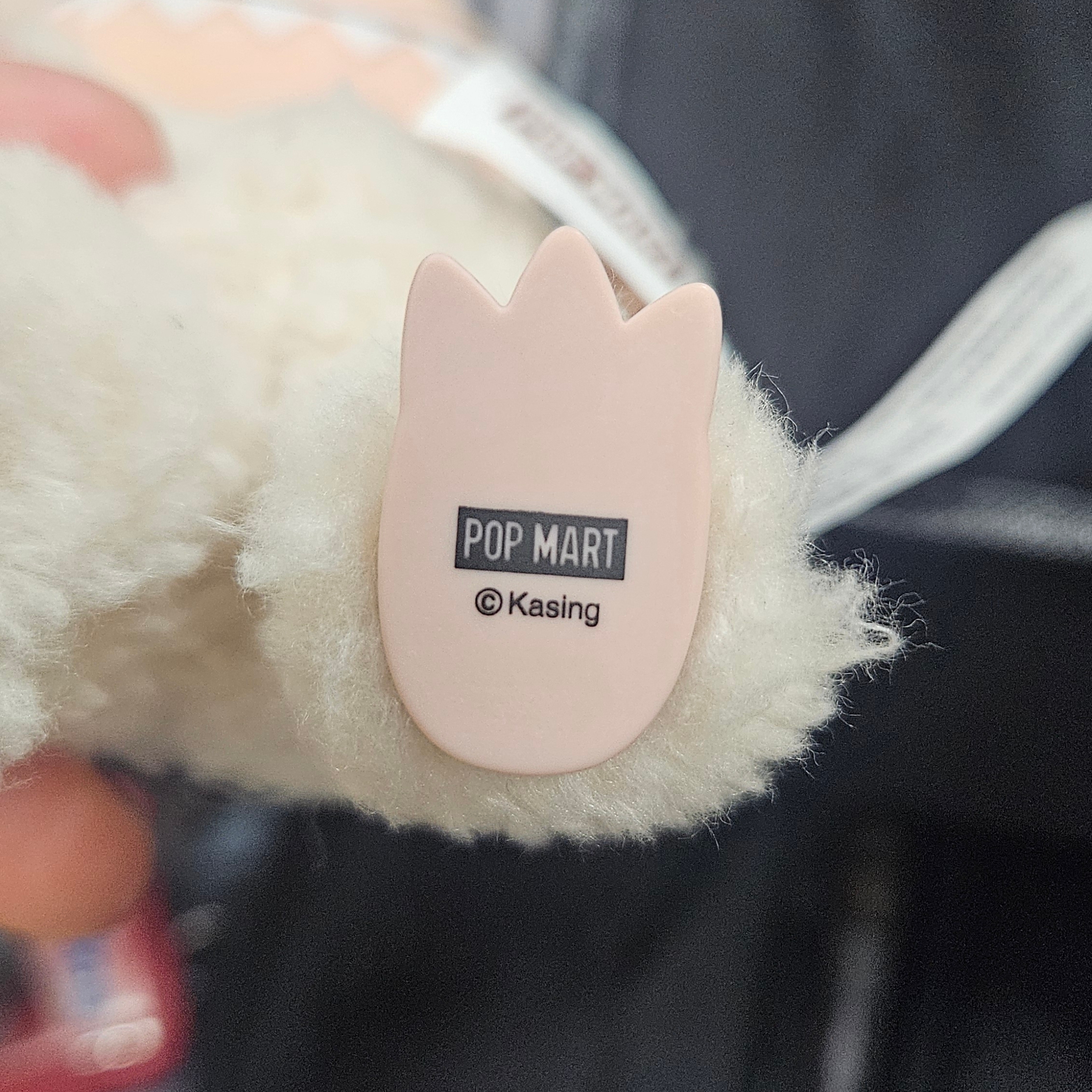 Pop Mart Labubu The Monsters Labubu Tasty Macarons Series Soymilk Keyring 착용 스타일