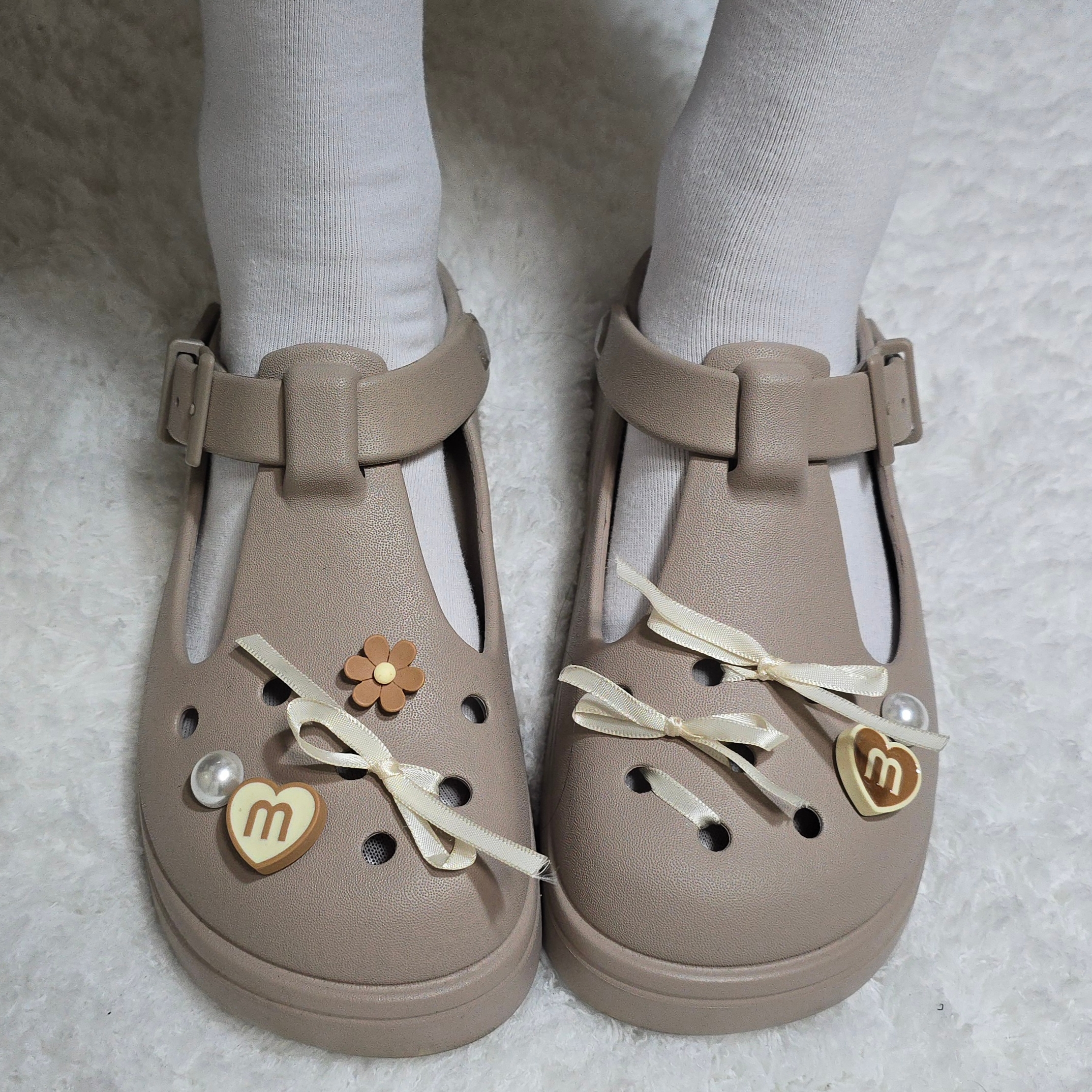 Crocs Classic Mary Jane Clog Taupe 착용 스타일 - 1