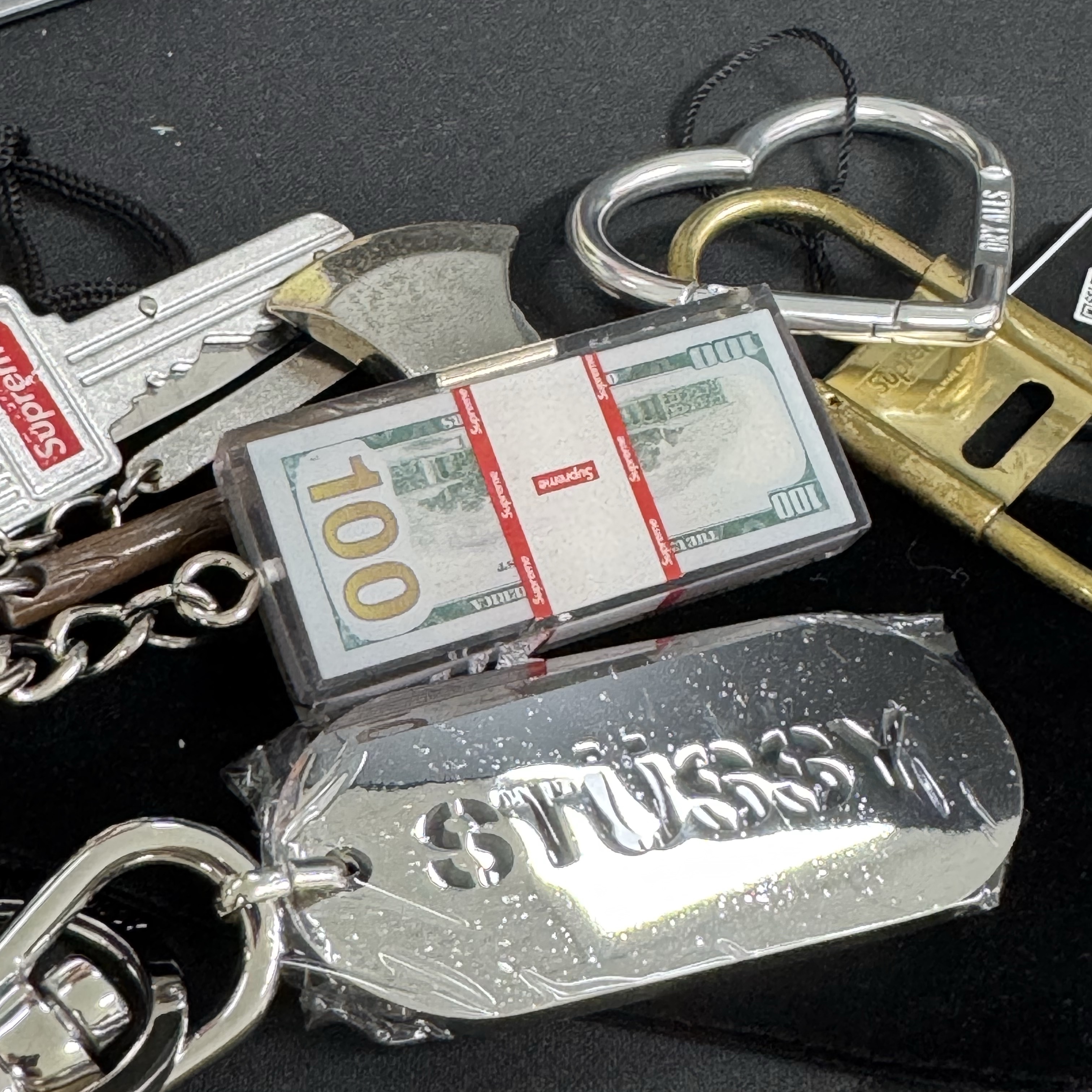 Supreme Cash Paperweight Keychain Multicolor - 24FW 착용 스타일