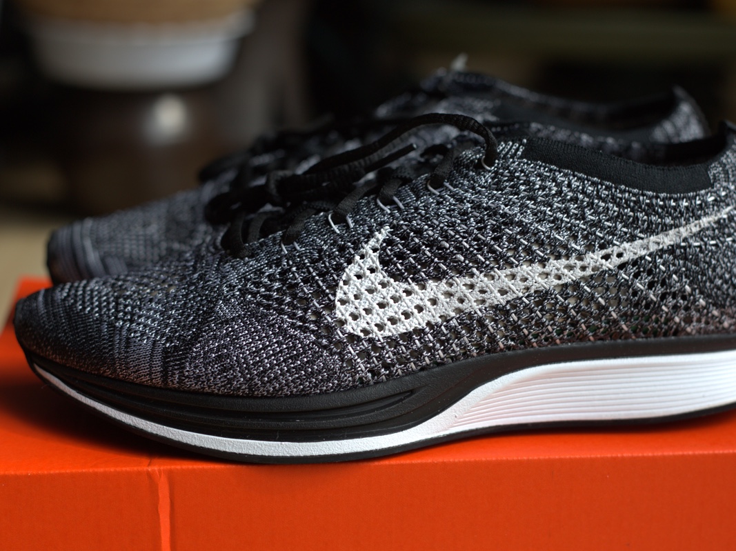 Nike Flyknit Racer Oreo 2 착용 스타일