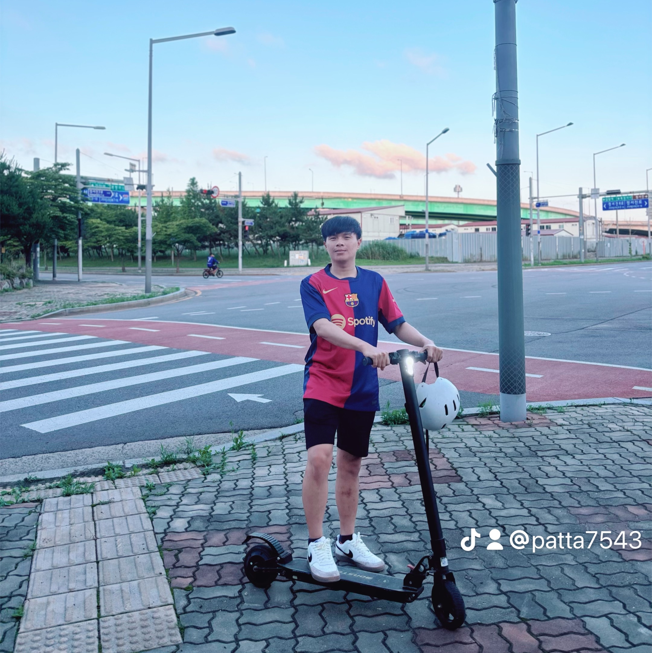 Nike Court Vision Low Sail Light Orewood Brown, Nike FC Barcelona 2024/25 Dri-Fit Stadium Home Jersey Deep Royal Blue Noble Red (Non Marking Ver.) 착용 스타일