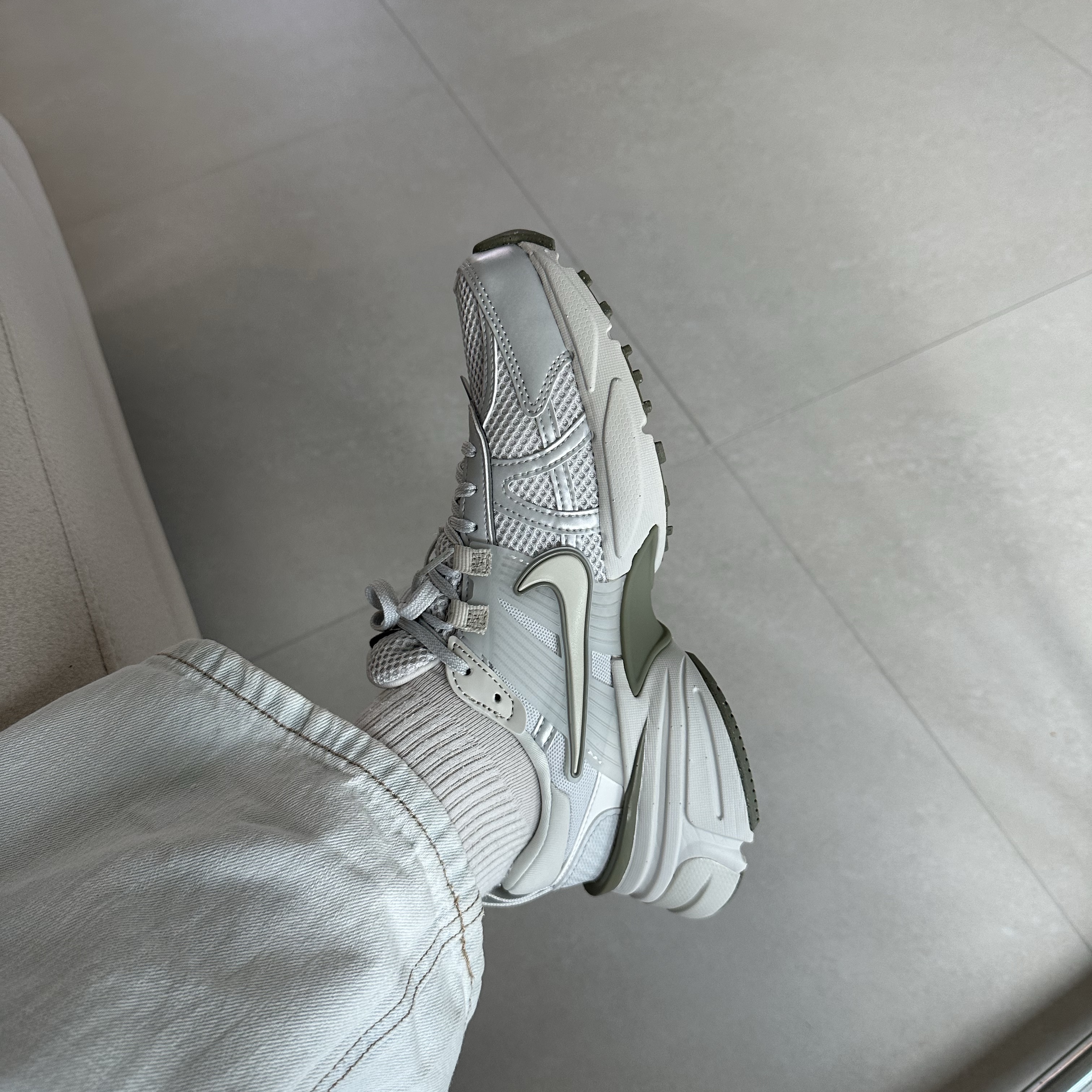 (W) Nike V2K Run Photon Dust Summit White 착용 스타일 - 2