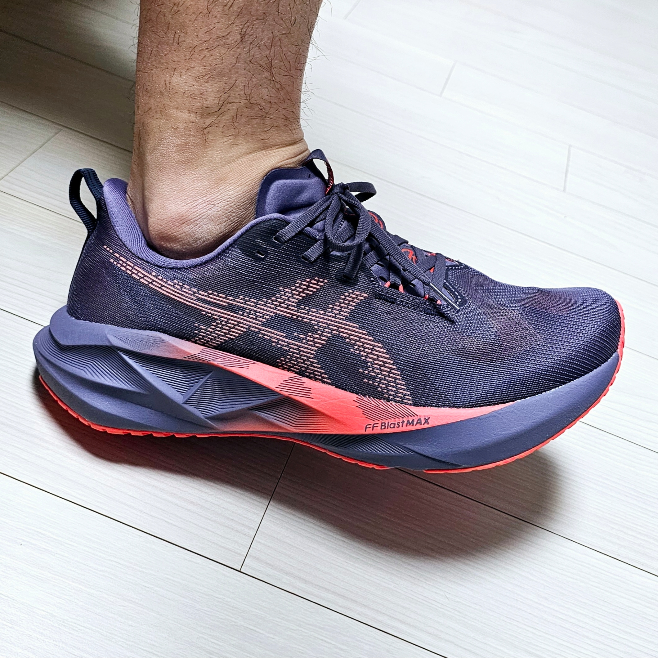 Asics Novablast 5 Greyish Purple Coral Reef 착용 스타일 - 1